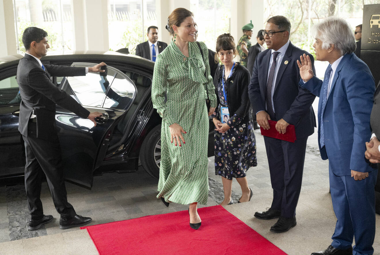 Kronprinsessan Victoria anländer till Dhaka i Bangladesh