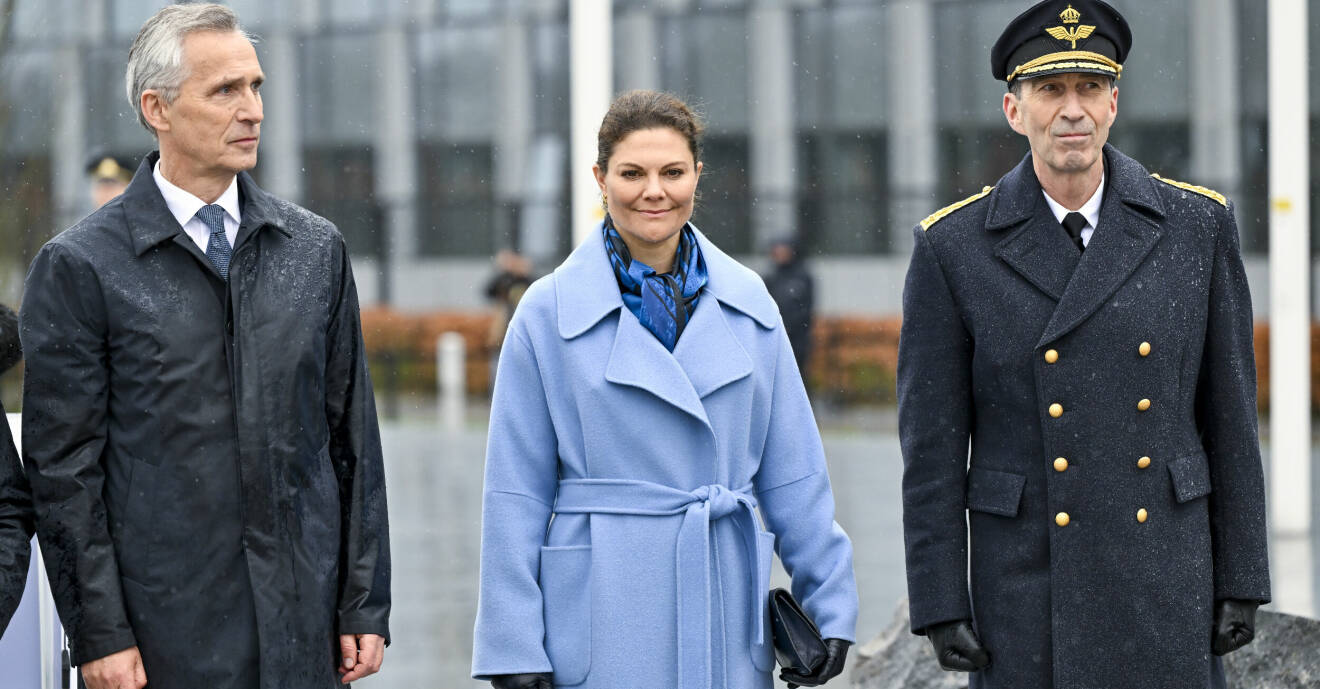 Natos generalsekreterare Jens Stoltenberg, kronprinsessan Victoria och ÖB Micael Bydén poserar tillsammans