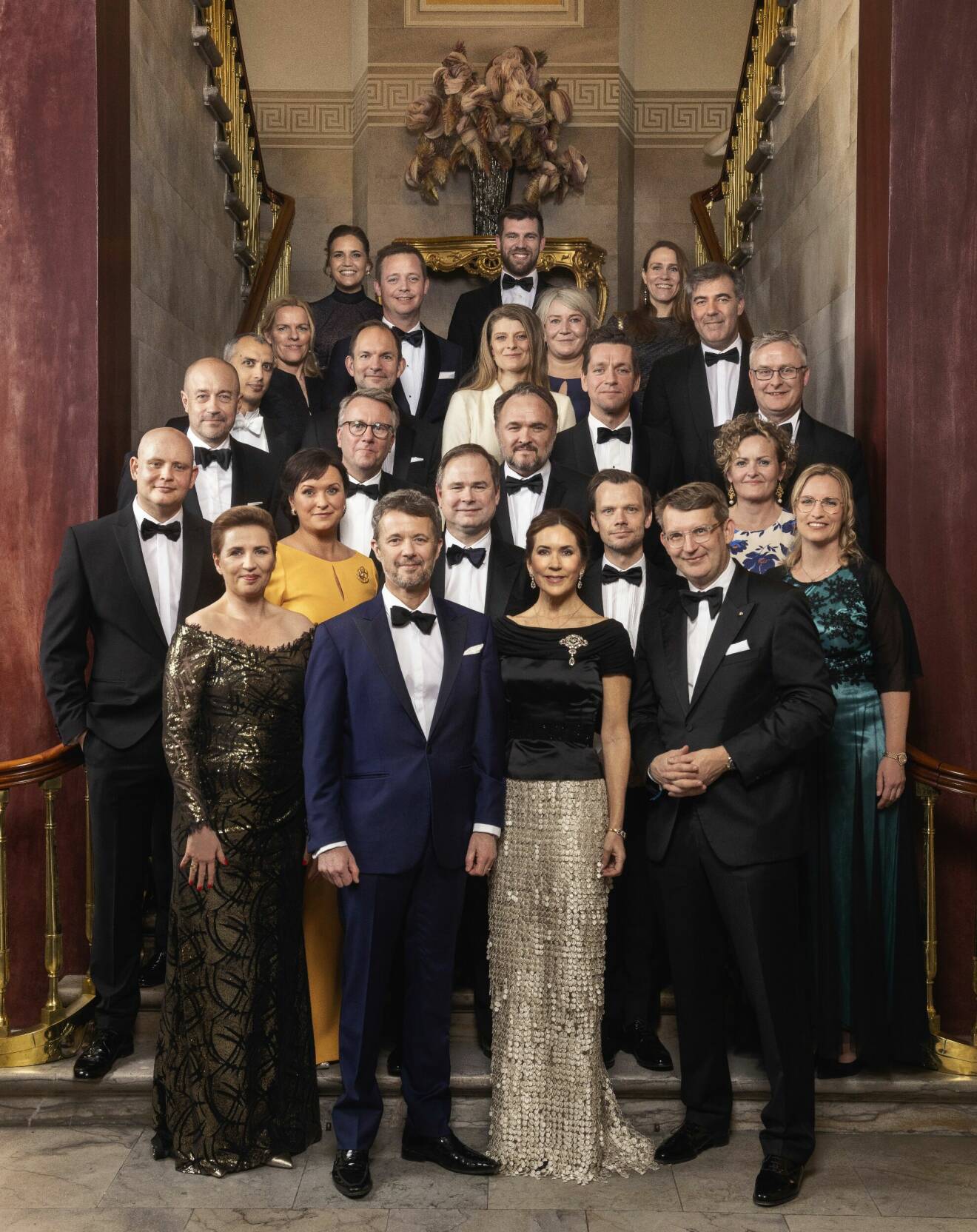 Kung Frederik och drottning Mary med sina 35 gäster vid Statsrådsmiddagen 2024 på Amalienborg i Köpenhamn