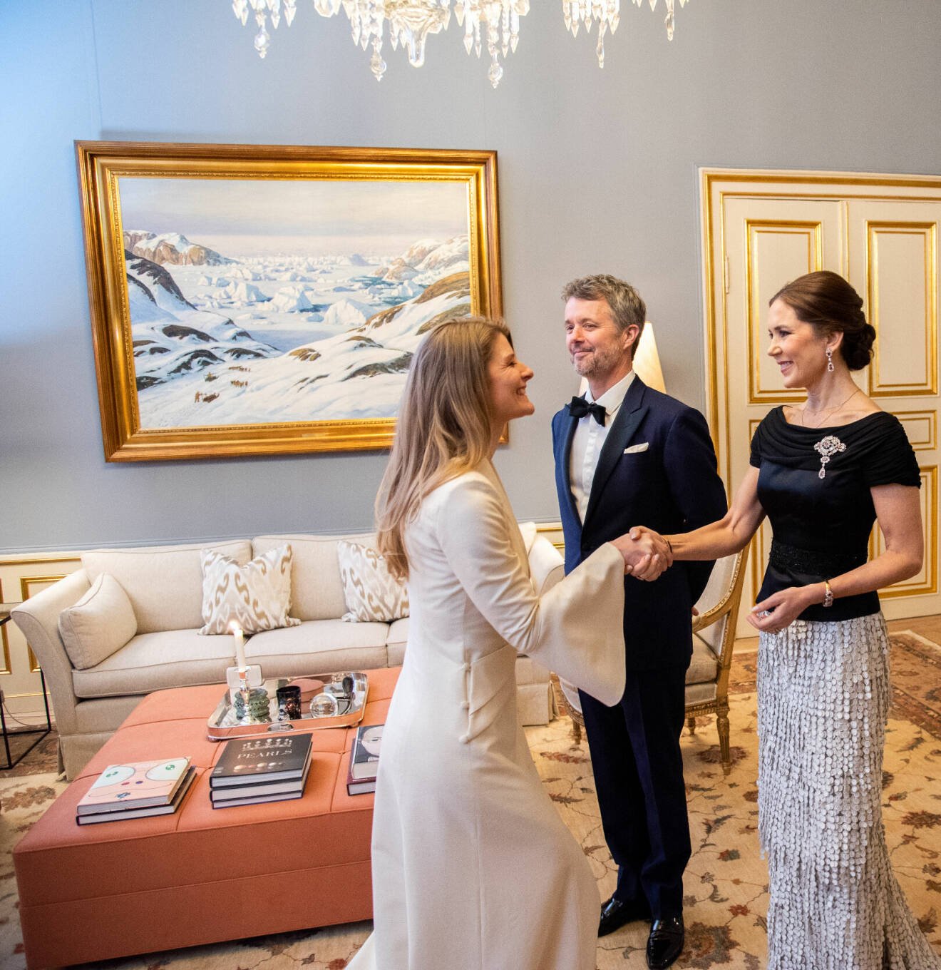 Kung Frederik och drottning Mary hälsar på arbetsmarknadsminister Ane Halsboe-Jørgensen vid Statsrådsmiddagen 2024 på Amalienborg i Köpenhamn