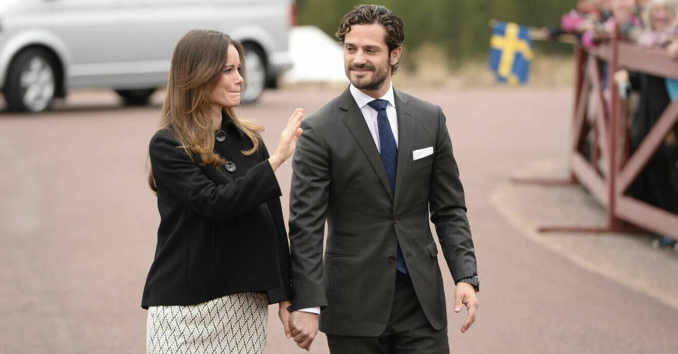 Prinsessan Sofia och prins Carl Philip håller handen med Sofia håller tillbaka tårar