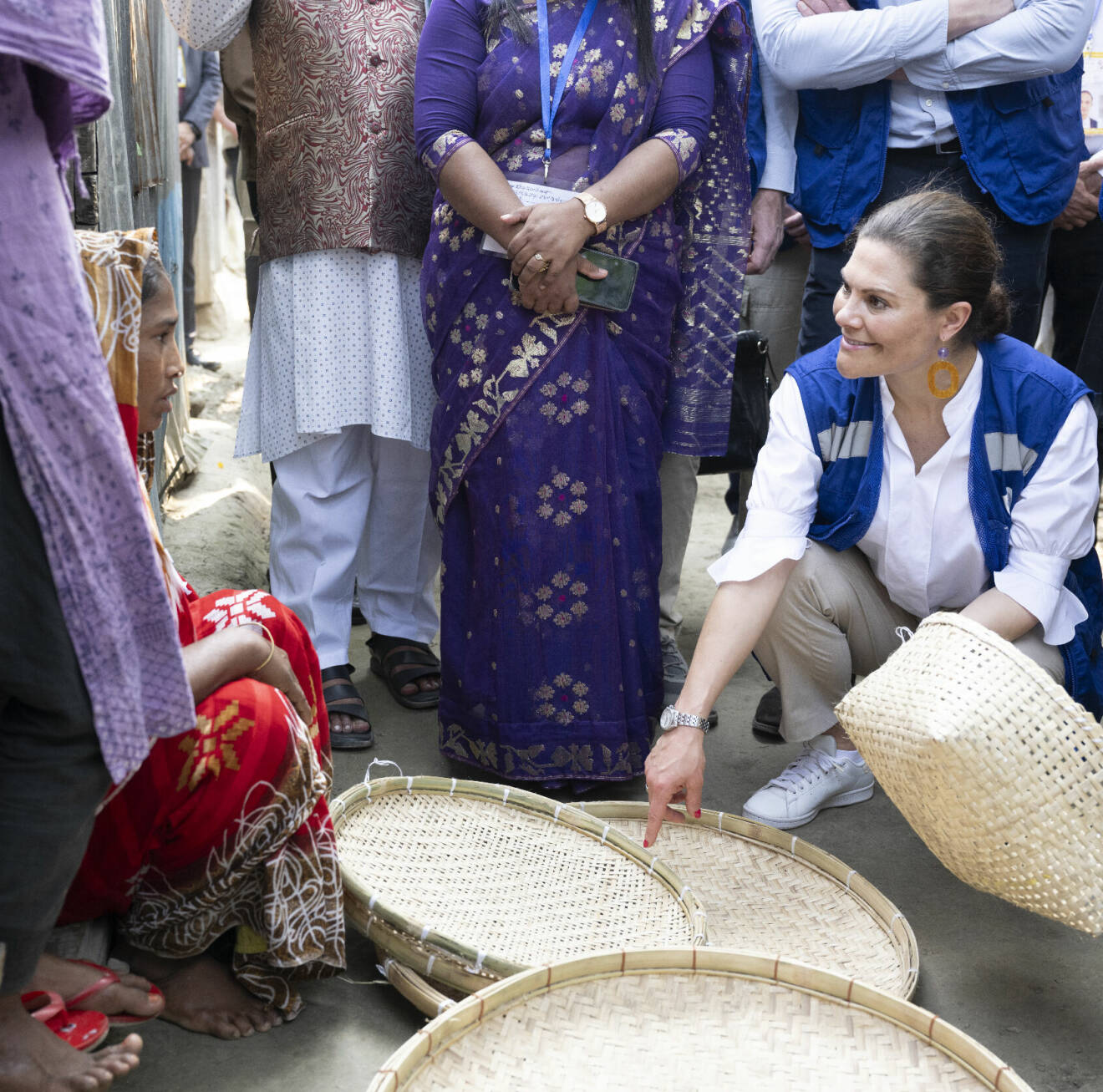 Kronprinsessan Victoria köper en korg i Bangladesh