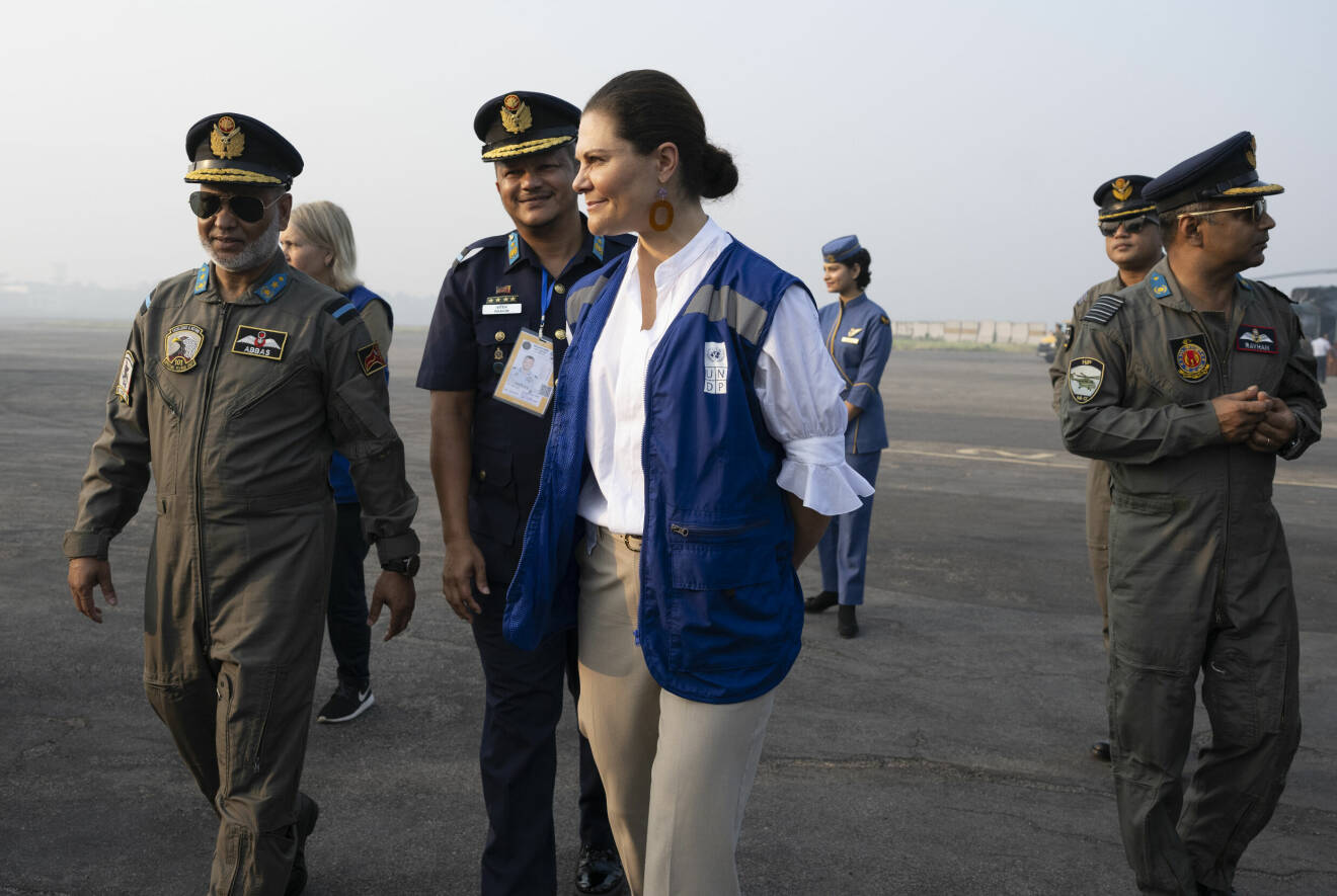 Kronprinsessan Victoria med helikopterbesättningen på Bangladesh Air Force Base Tejgaon i Dhaka