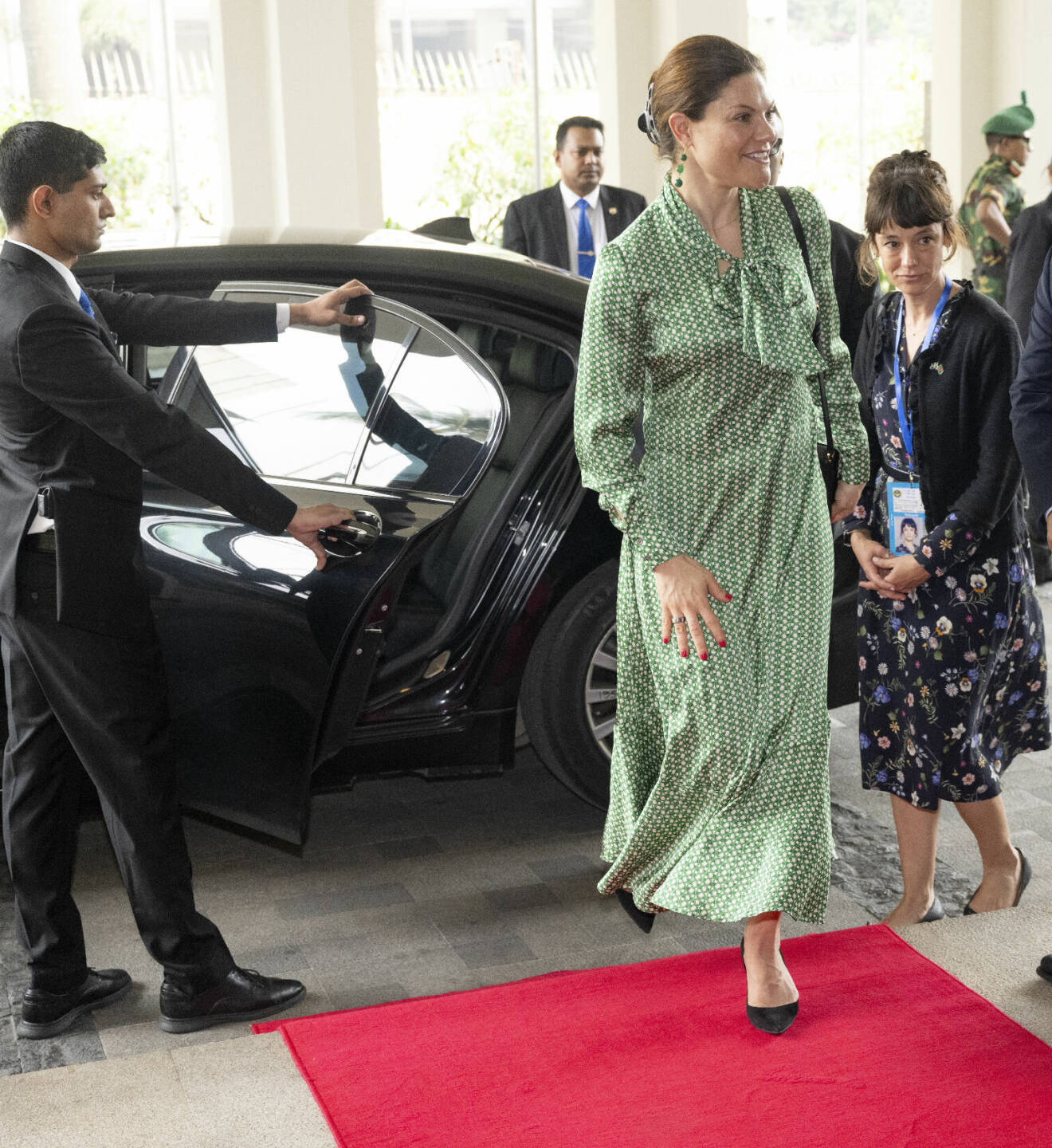 Kronprinsessan Victorias look våren 2024 – i klänning möntrad i grönt och vitt från Dea Dekubal
