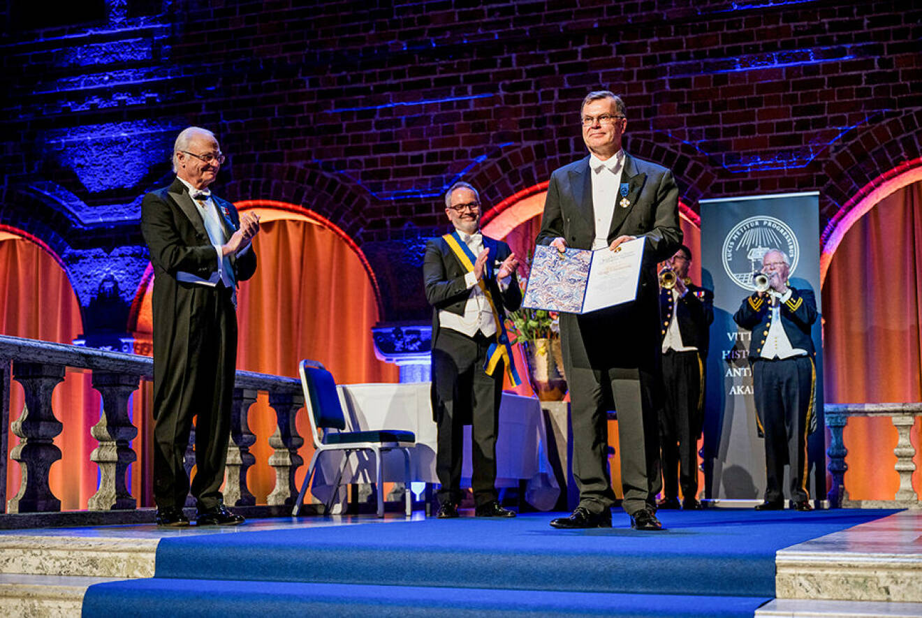 Kungen med professor Heikki Pihlajamäki som fått Gad Rausings prins vid Kungliga Vitterhetsakademiens högtidssammankomst 2024