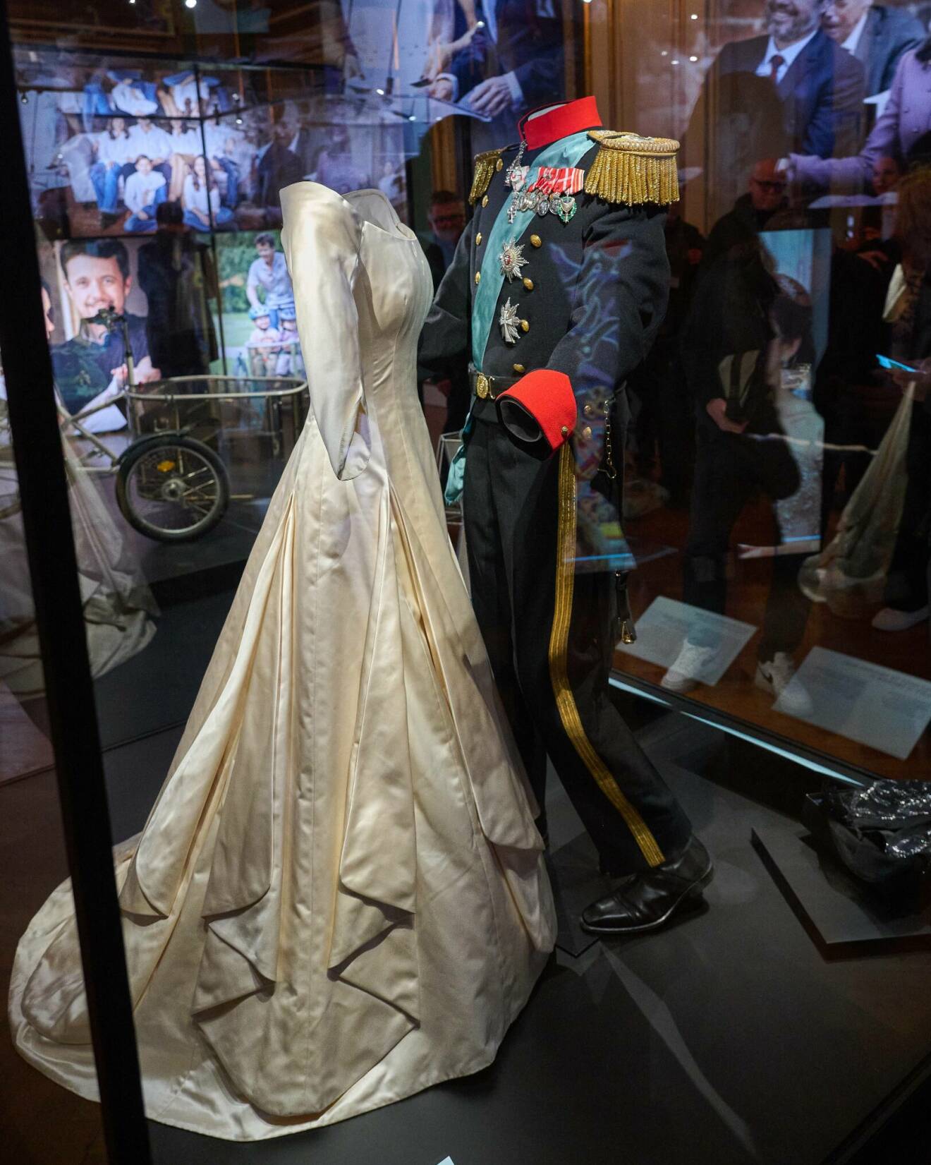 Drottning Marys brudklänning och kung Frederiks galauniform visas på Amalienborgmuseet i Köpenhamn