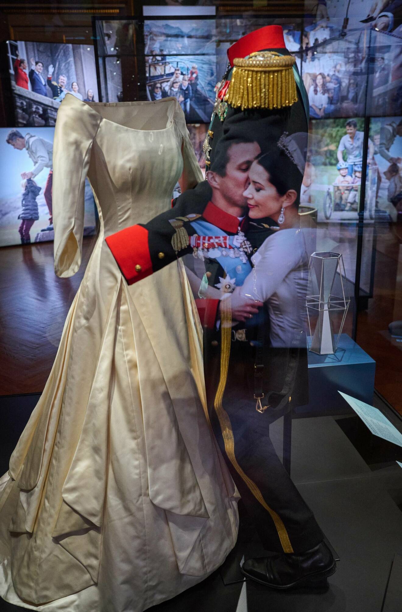 Drottning Marys brudklänning i utställningen på Amalienborgmuseet i Köpenhamn