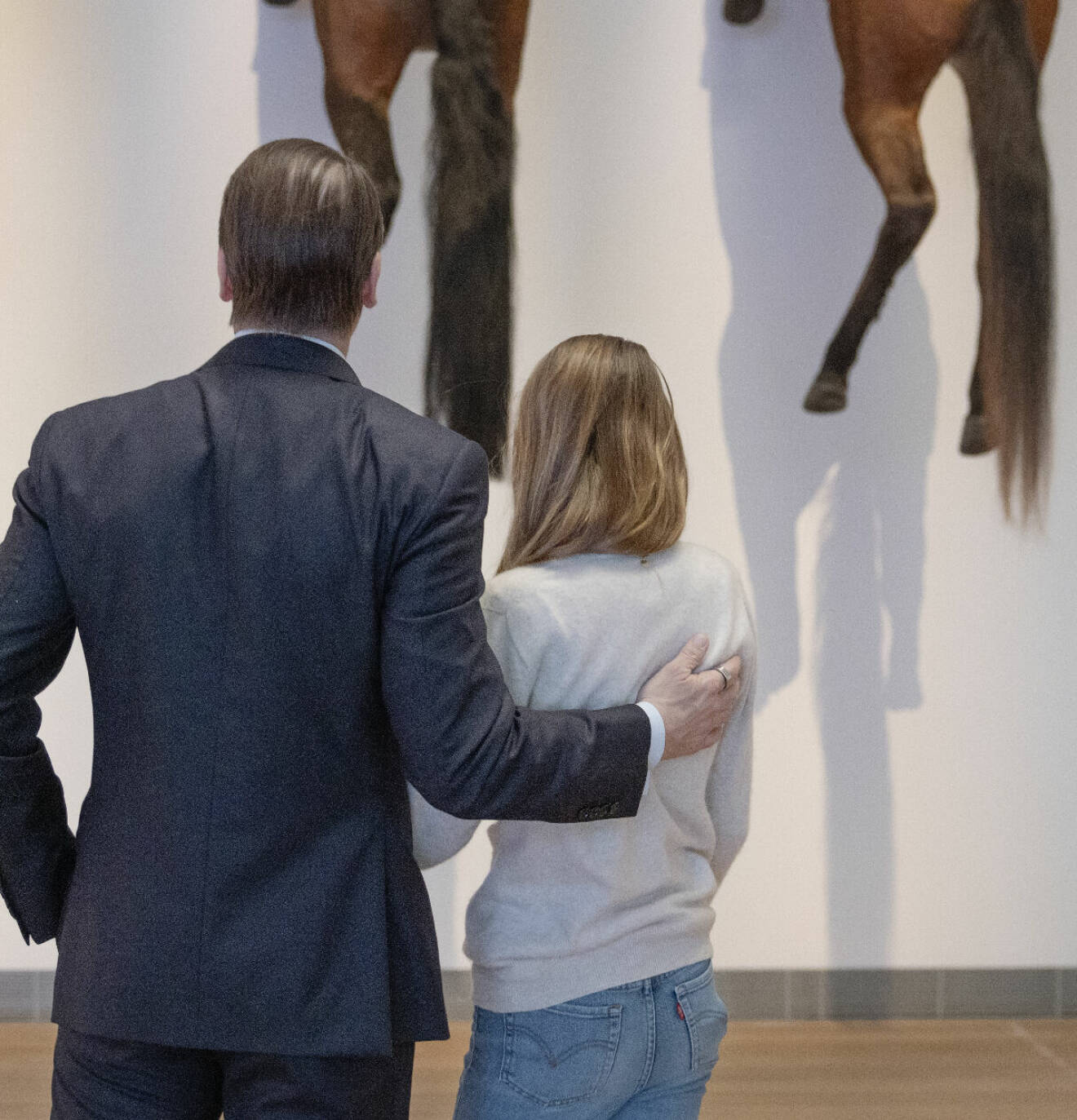 Prinsessan Estelle och prins Daniel i utställningen Den tredje handen på Moderna museet i Stockholm