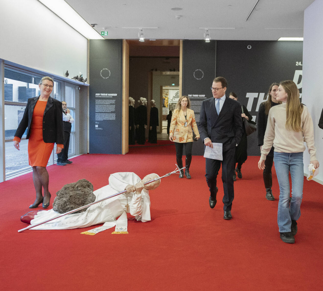 Prinsessan Estelle och prins Daniel på Moderna museet – framför Maurizio Cattelans ikoniska verk La Nona Ora