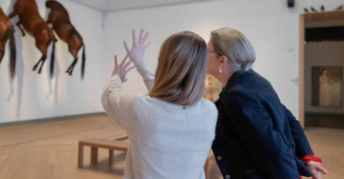 Prinsessan Estelle tittar på konst på moderna museet