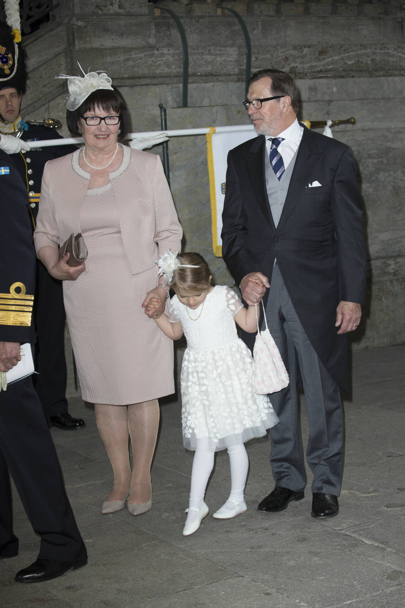 Ewa och Olle Westling håller prinsessan Estelle i handen