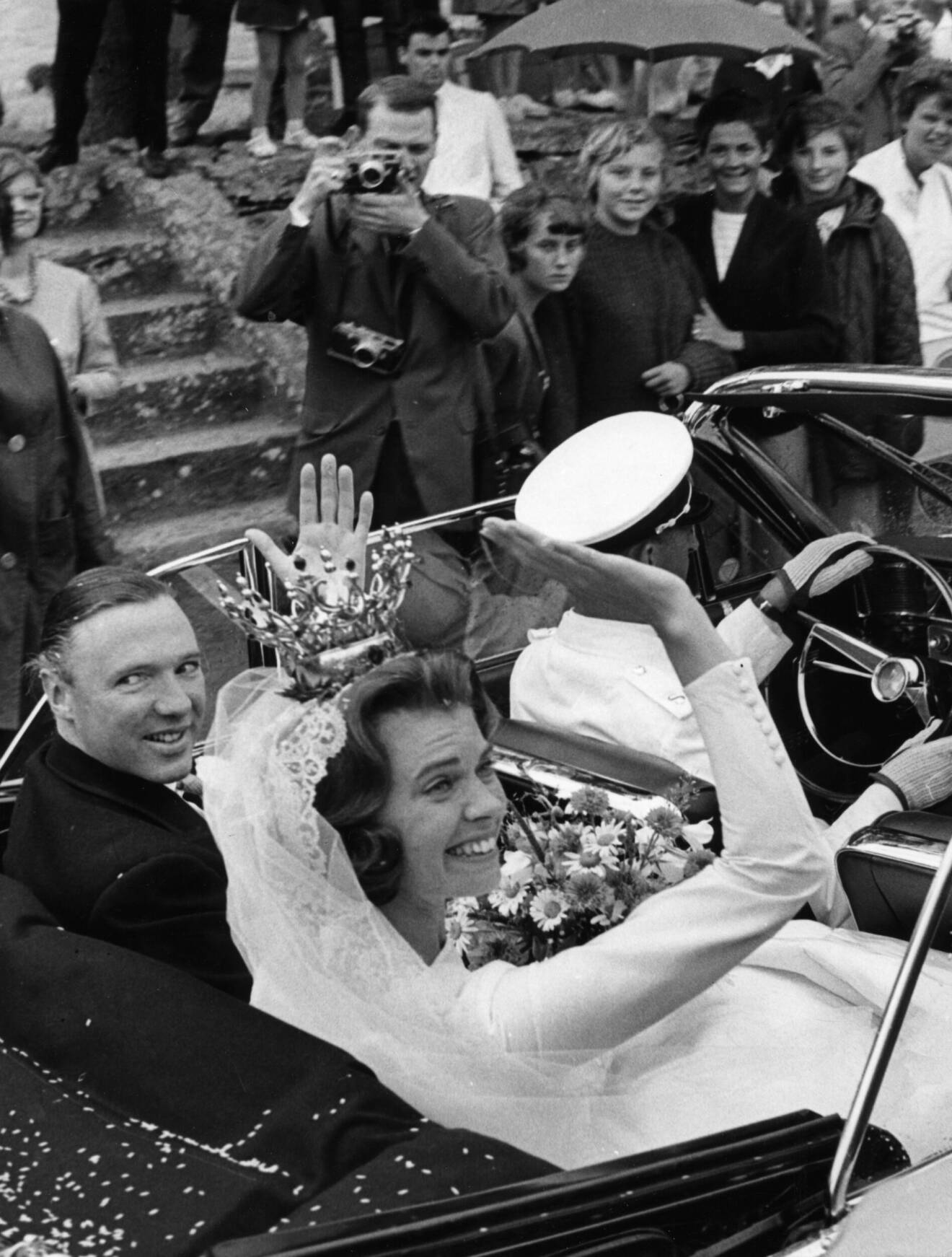 Prinsessan Margaretha och nyblivne maken John Ambler efter vigseln på väg till Solliden.