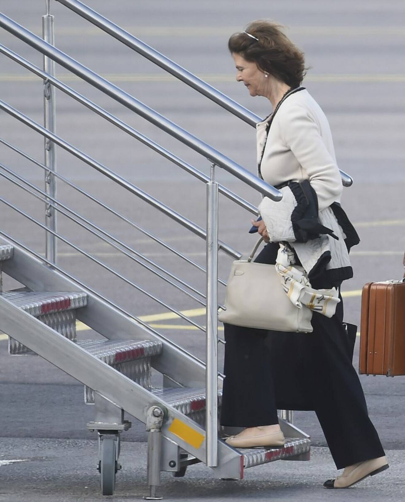 Drottning Silvia går ombord på flyget