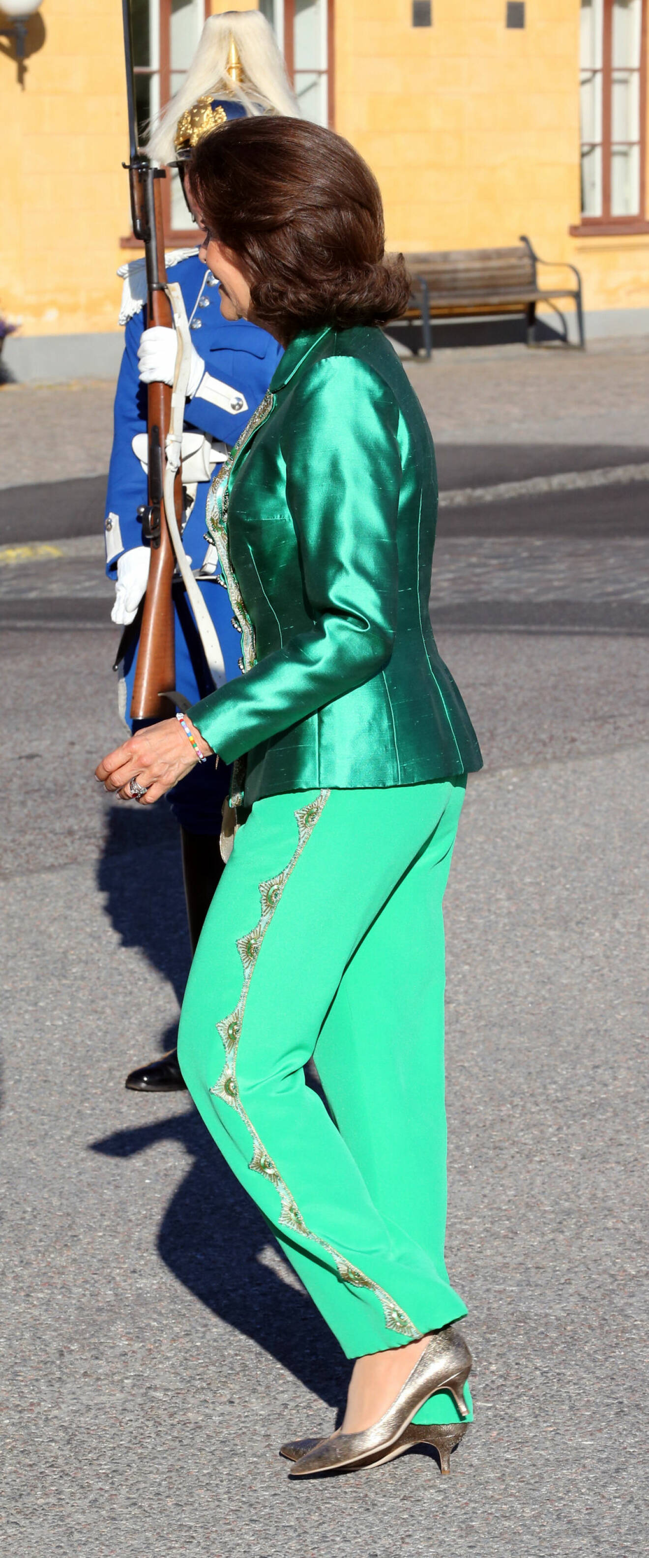 Drottning Silvia i grön byxdräkt i siden