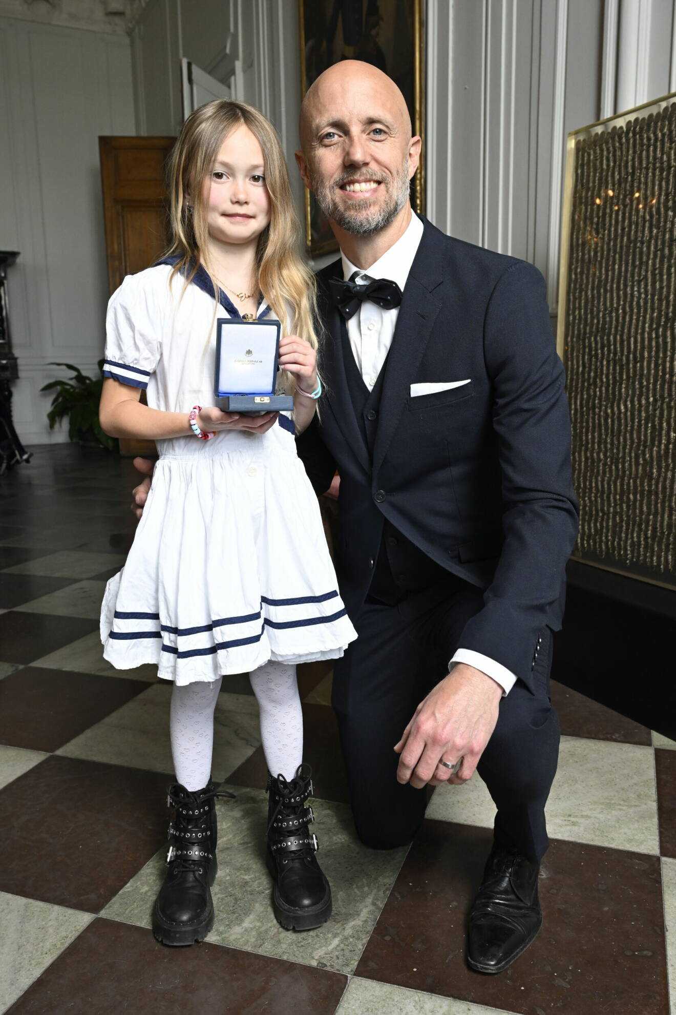 Simmaren Lars Frölander med sin dottern Lykke vid medaljutdelning på slottet