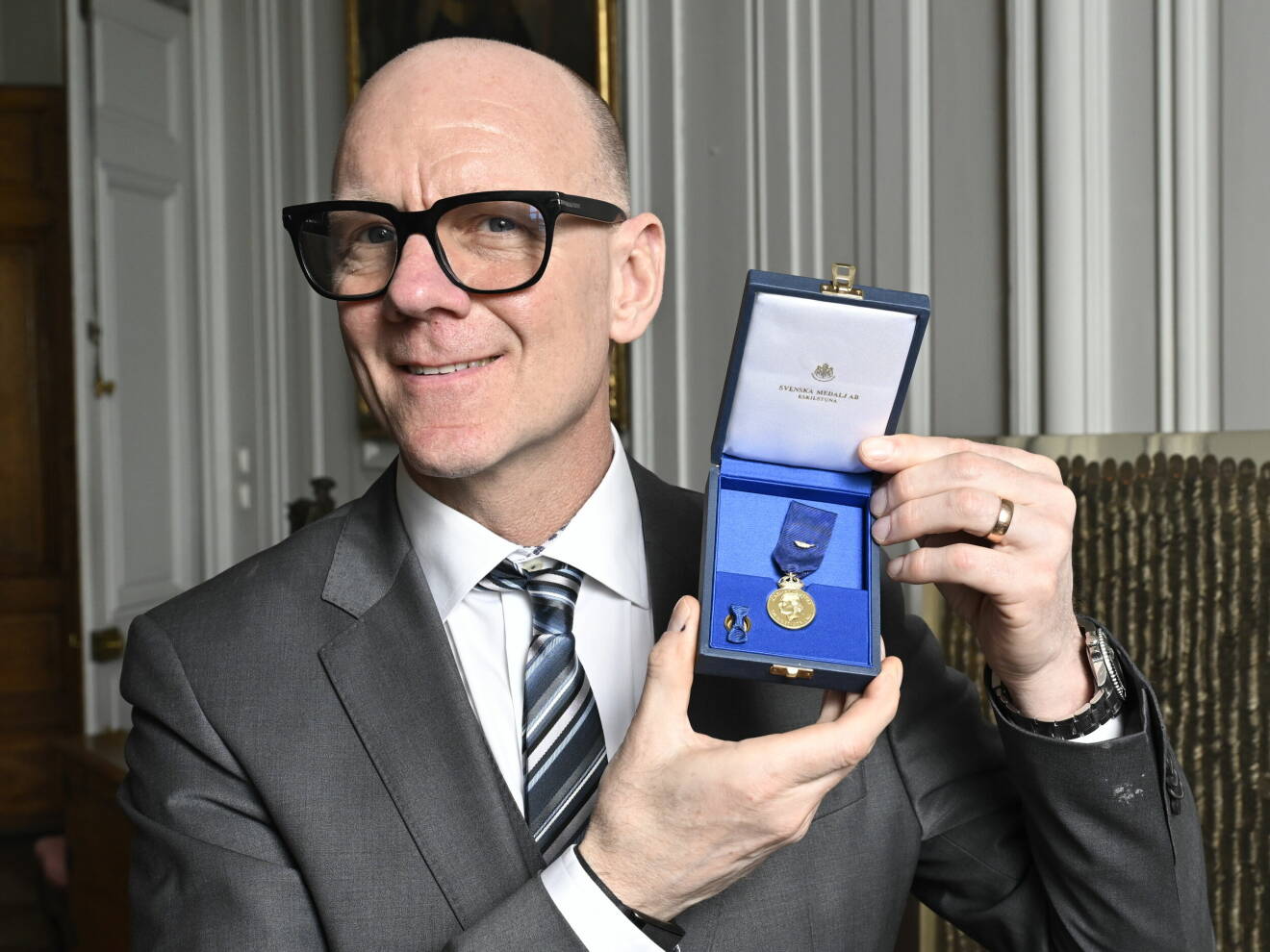 Tony Rickardsson som fått medalj av kungen