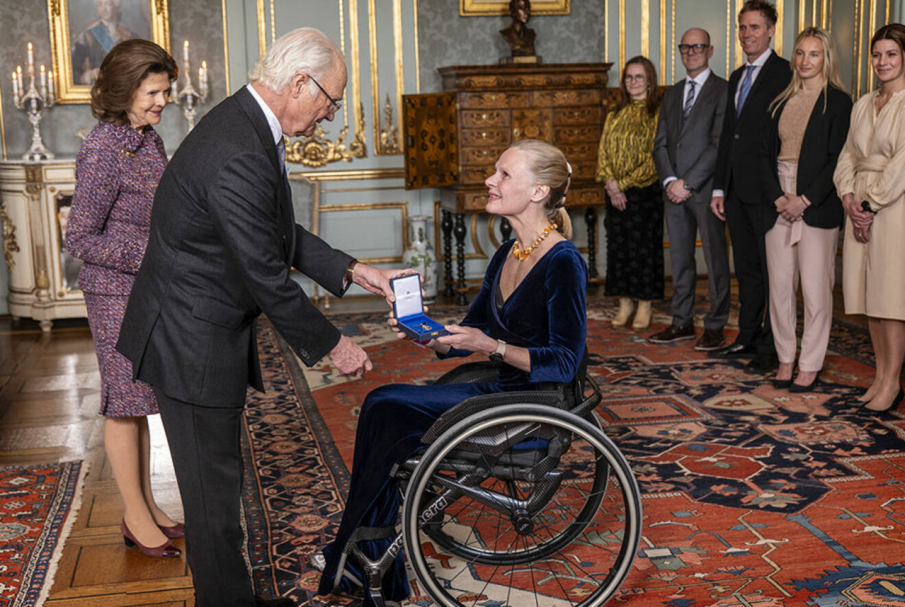 Bordtennisspelaren Anna-Carin Ahlquist får medalj av kungen