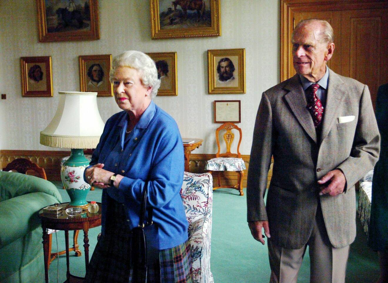 Drottning Elizabeth och prins Philip på slottet Balmoral i Skottland