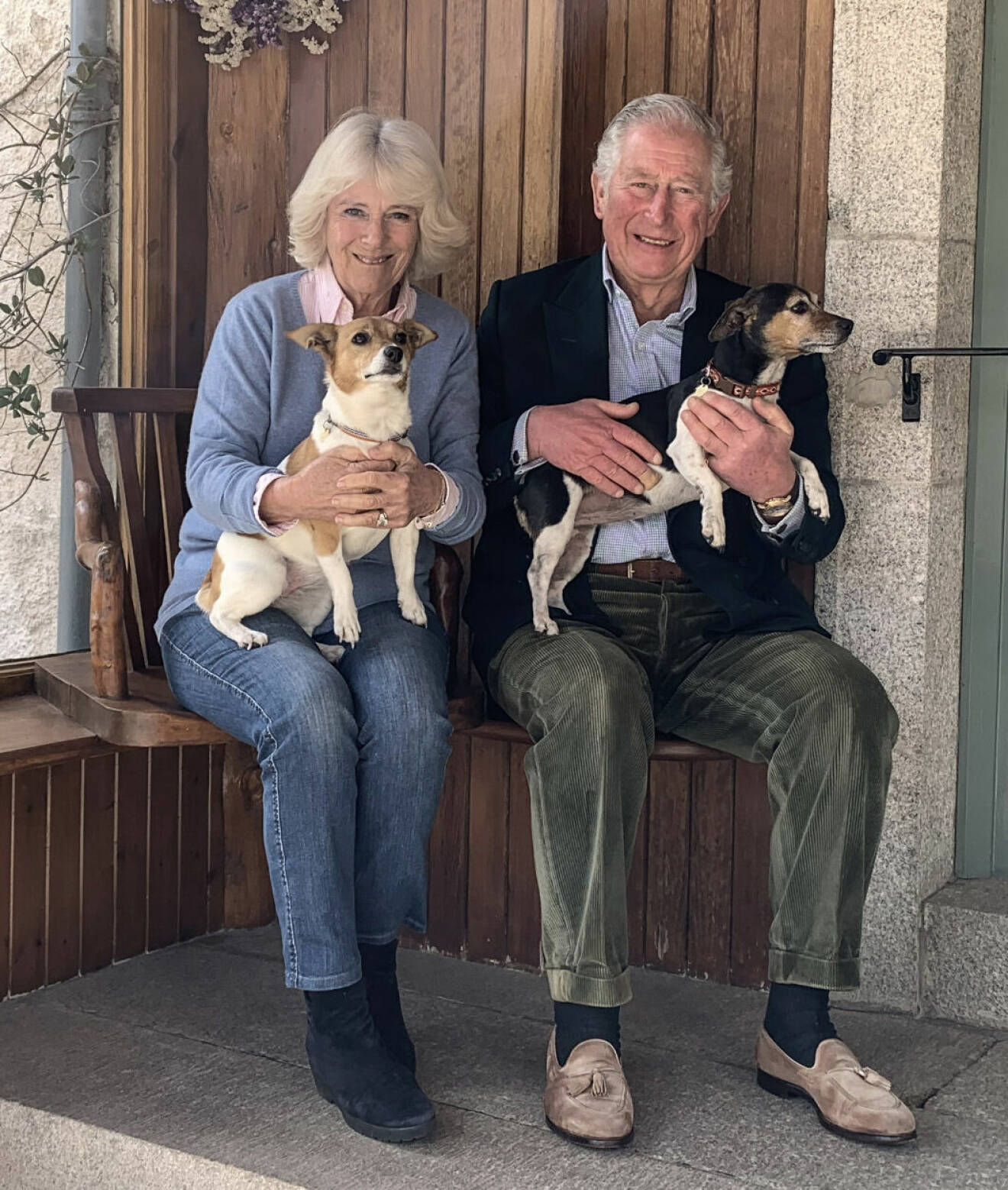 Kung Charles och drottning Camilla med sina hundar