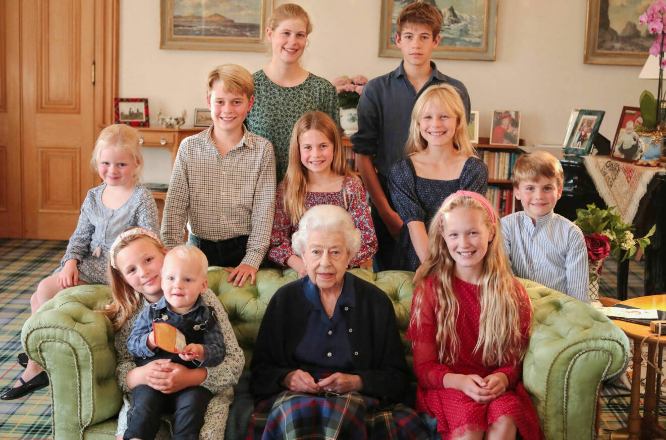 Drottning Elizabeth med sina barnbarn och barnbarnsbarn