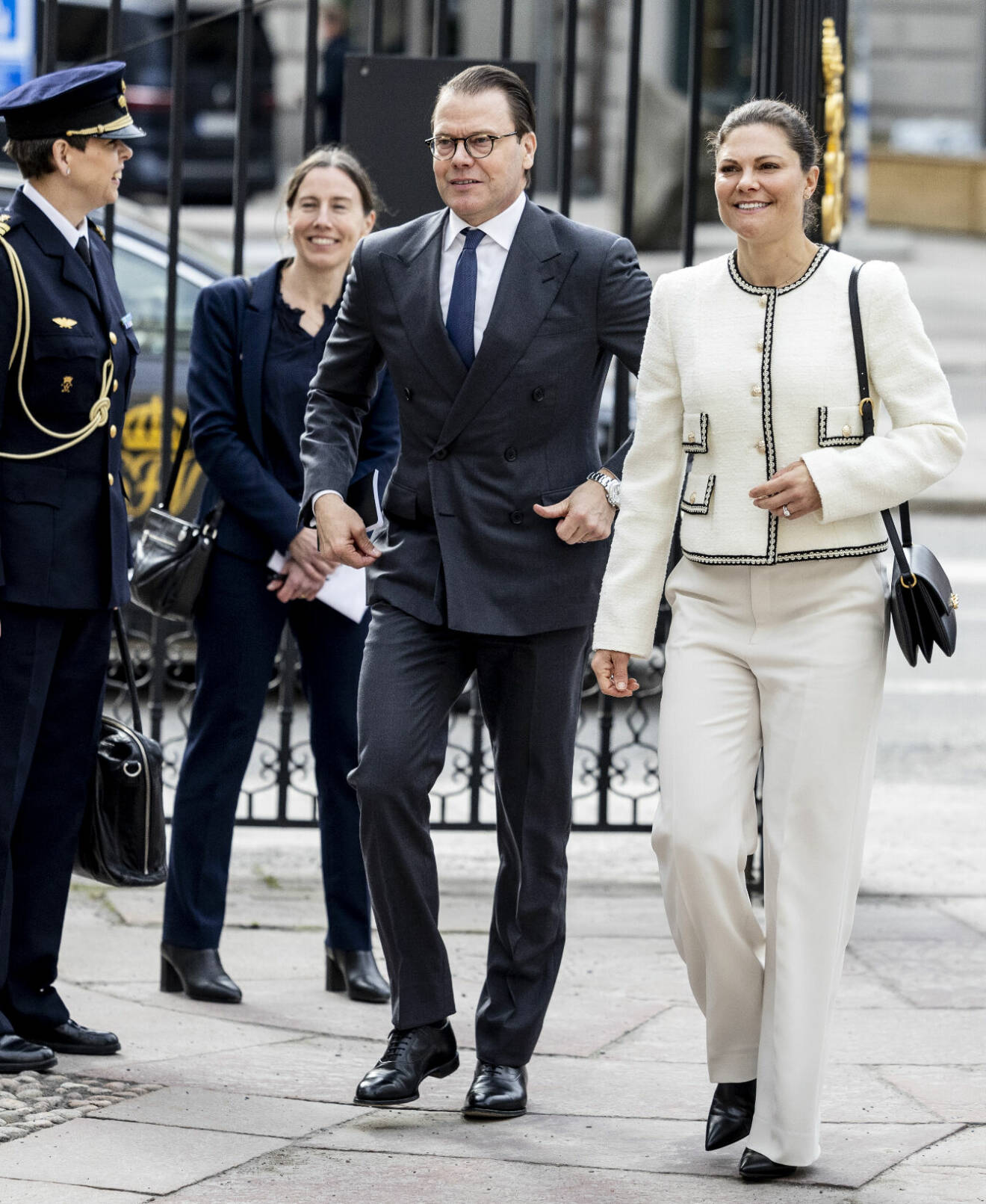 Kronprinsessan Victoria och prins Daniel på besök vid Högsta domstolen i Stockholm – tillsammans med hovmarskalk Isabella Törngren