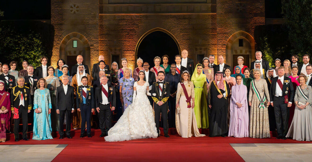 En gruppbild fotad under kronprinsessan Rajwa och kronprins Husseins bröllop