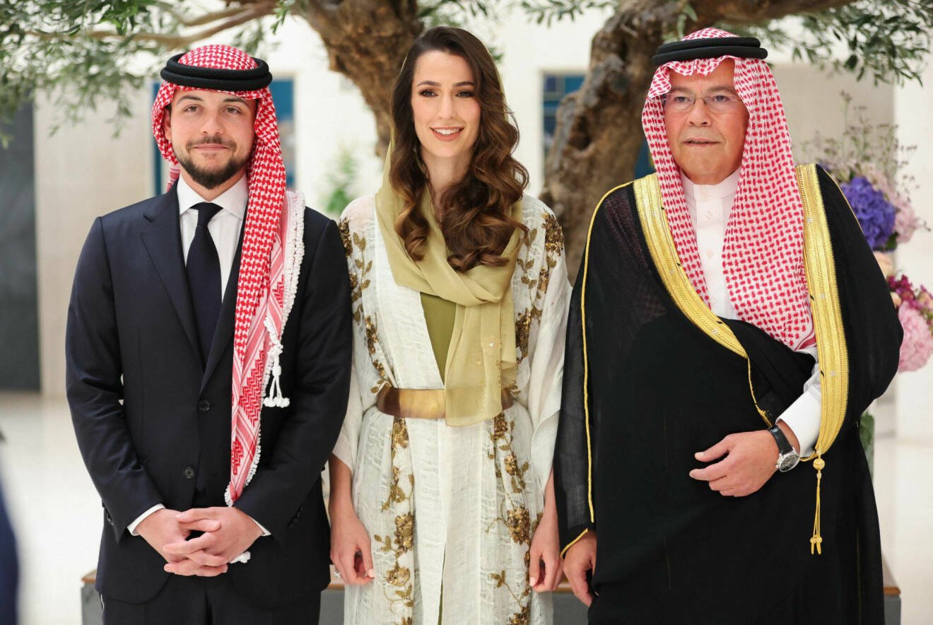 Kronprins Hussein, kronprinsessan Rajwa och hennes far.