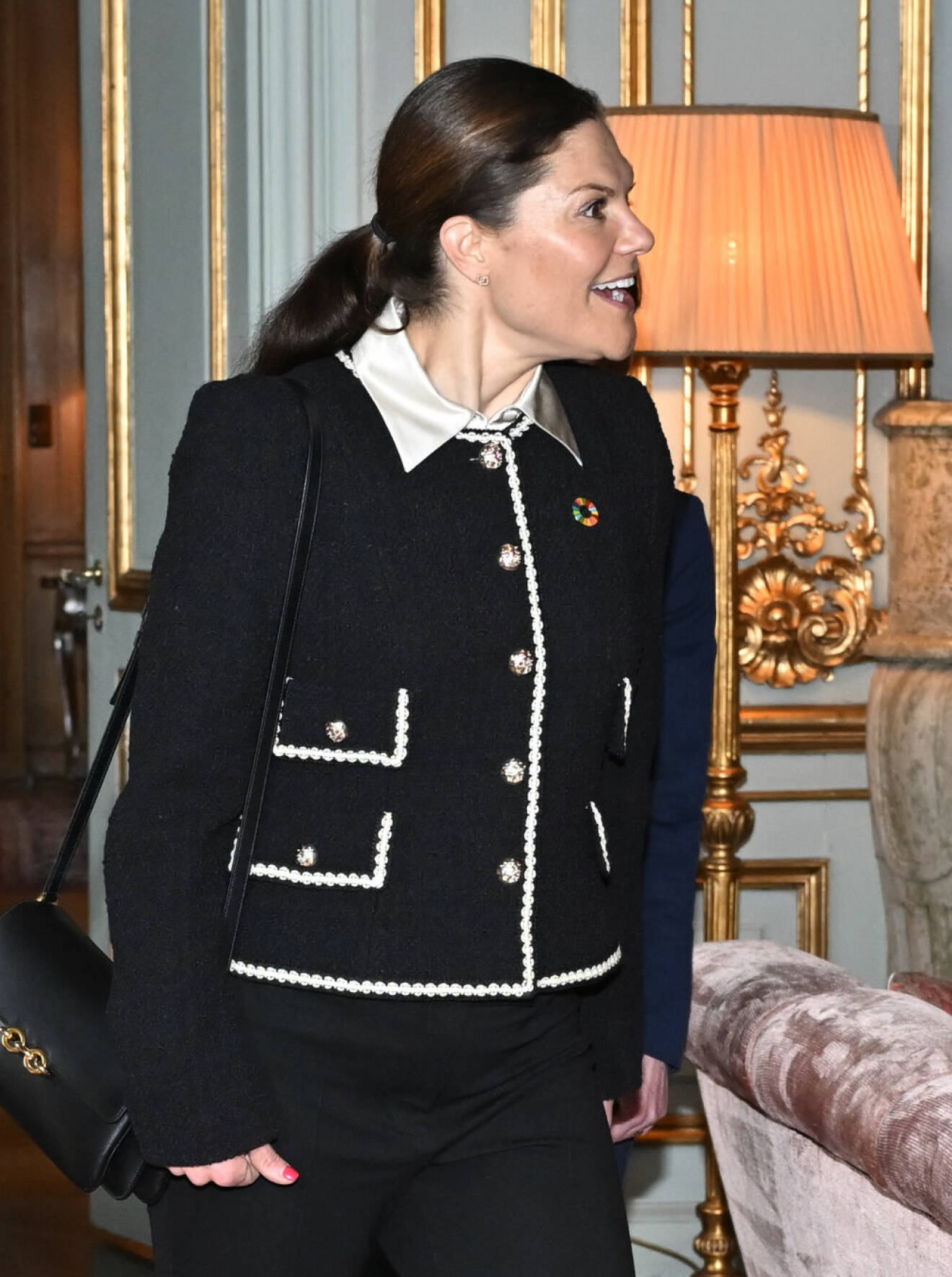 Kronprinsessan Victoria i svart och vit kavaj från Andiata