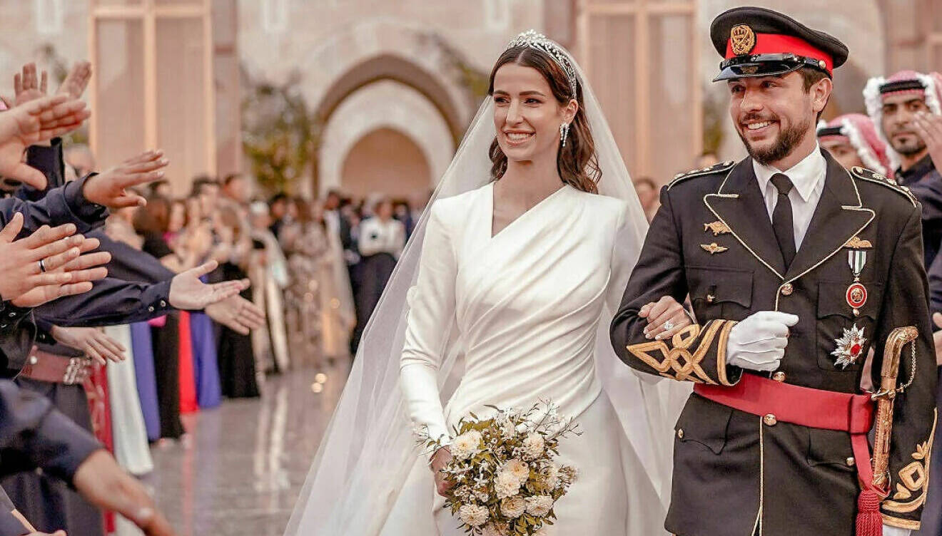 Kronprinsessan Rajwa håller armkrok med kronprins Hussein på sitt bröllop