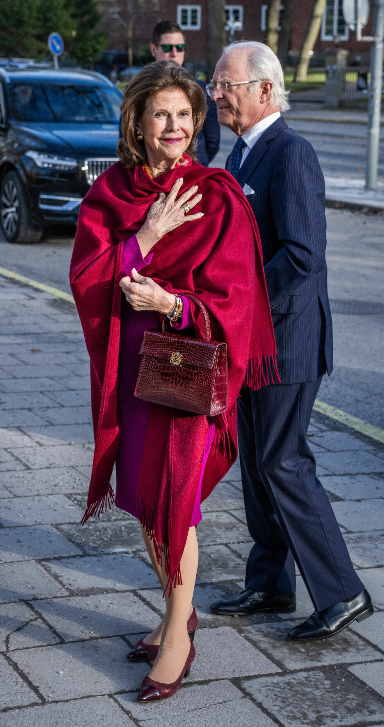 Drottning Silvia på konsert i Berwaldhallen klädd i rosa, rött och lila