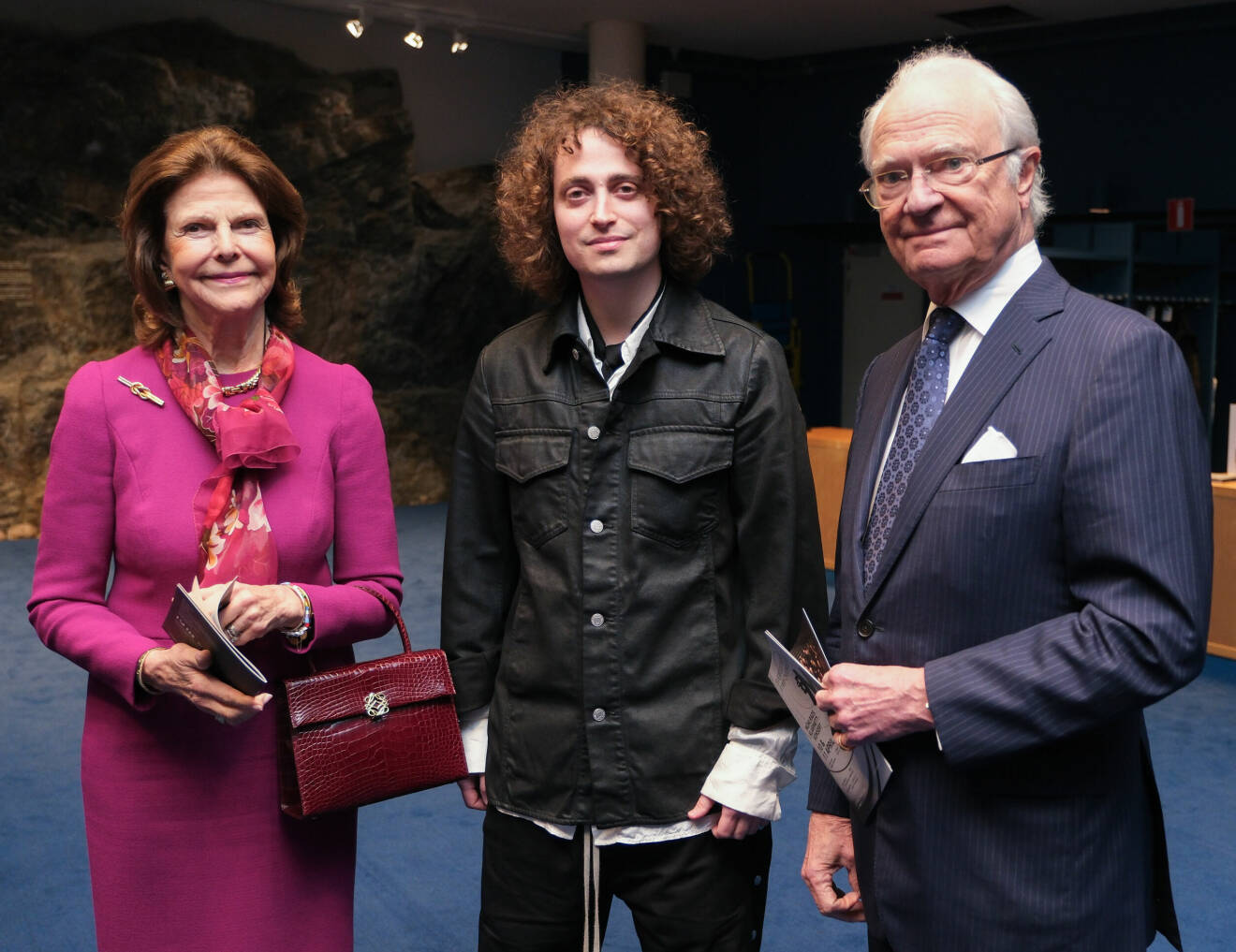 Drottning Silvia och kungen i Berwaldhallen tillsammans med kompositören Jacob Mühlrad