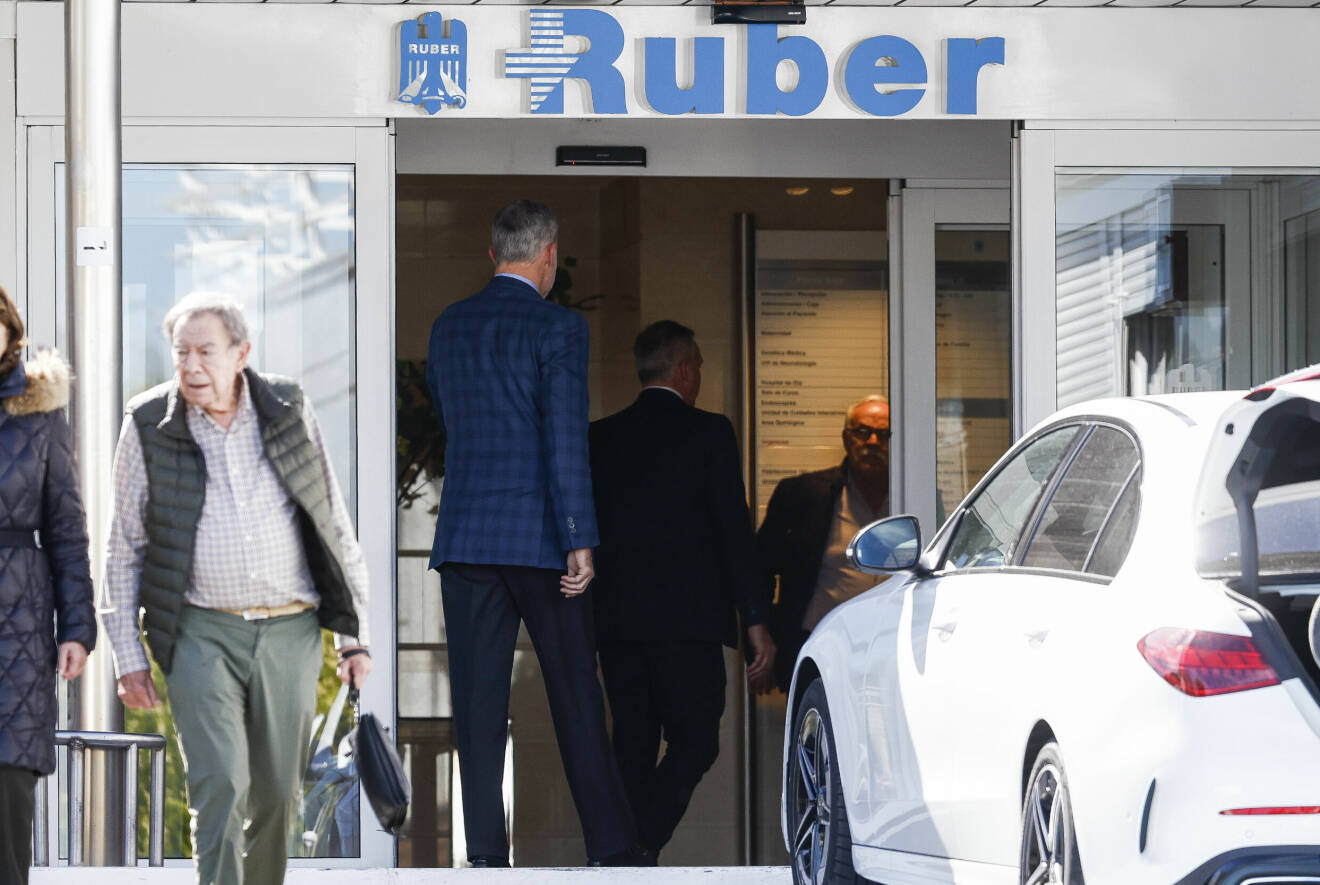 Kung Felipe på väg in på Ruber Clinic i Madrid för att hälsa på sin sjuka mamma drottning Sofia