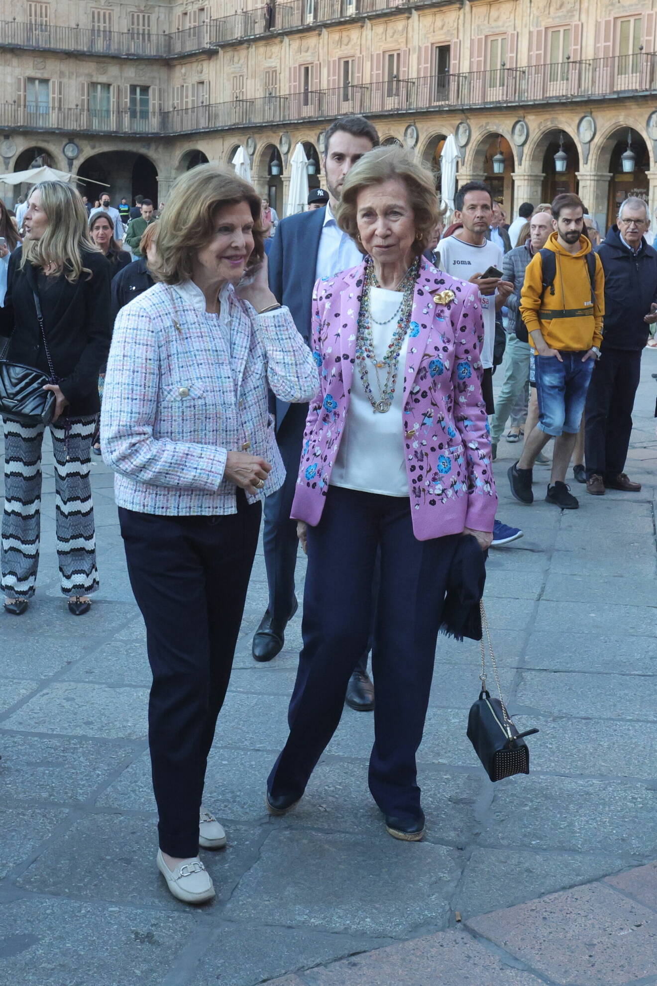 Drottning Silvia och drottning Sofia privat i staden Salamanca – turistade på torget Plaza Major