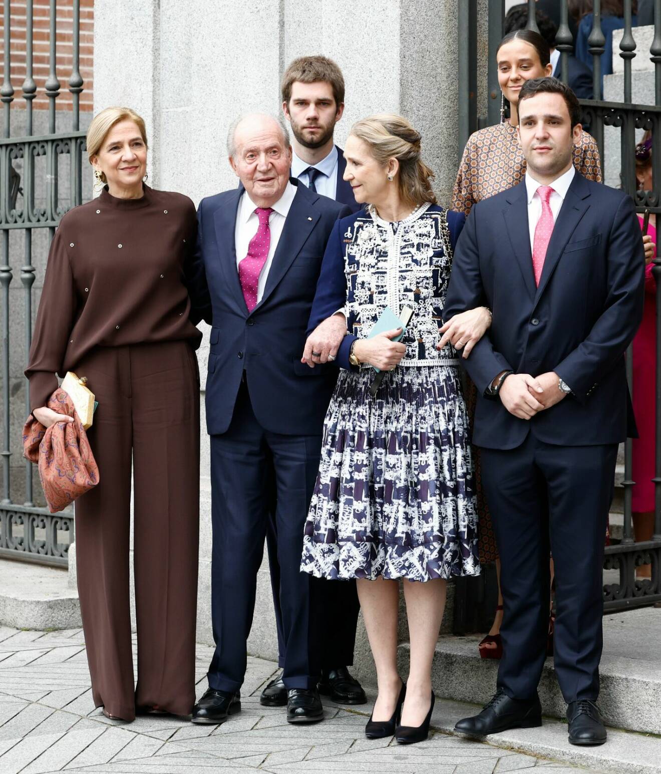 Spanska kungafamiljen på bröllop utan drottning Sofia