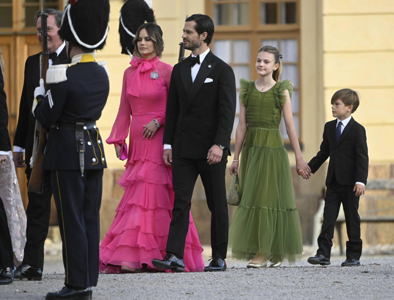Prinsessan Sofia, prins Carl Philip, prinsessan Estelle och prins Oscar anländer till jubileumsföreställning på Drottningholms slottsteater med anledning av kungens 50-årsjubileum.