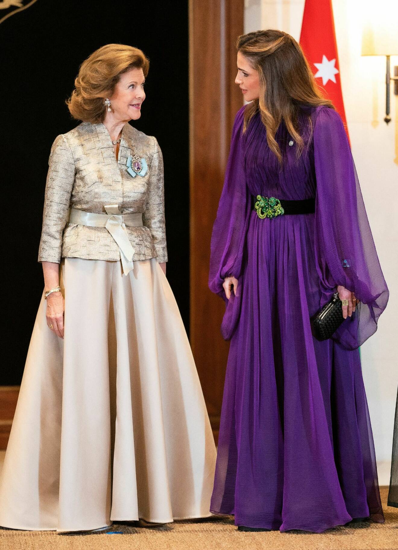 Drottning Silvia i tvådelad aftonklänning vid statsbesöket i Jordanien, drottning Rania i lila