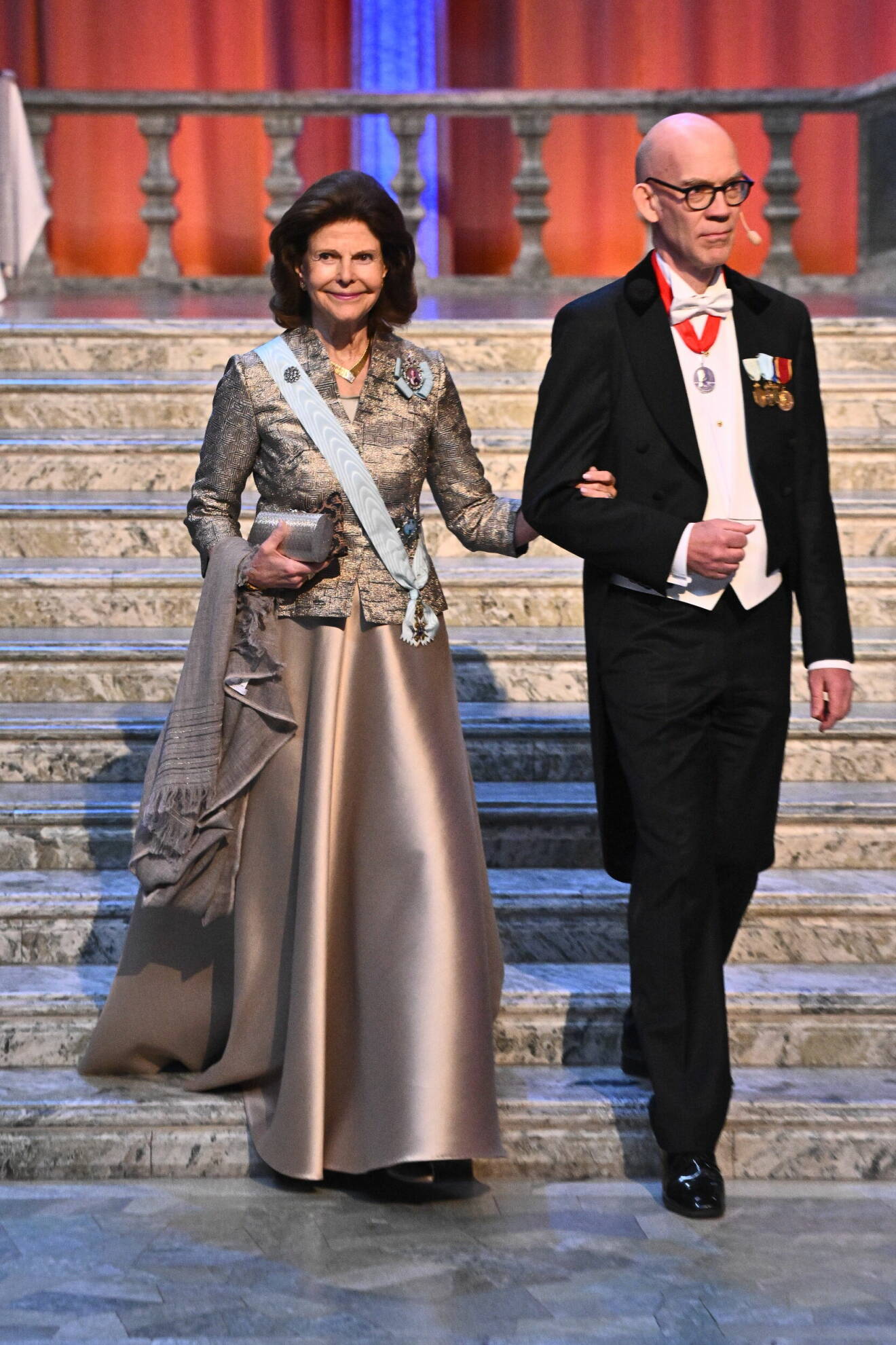 Drottning Silvia med Kungliga Vetenskapsakademiens ständige sekreterare Hans Ellegren