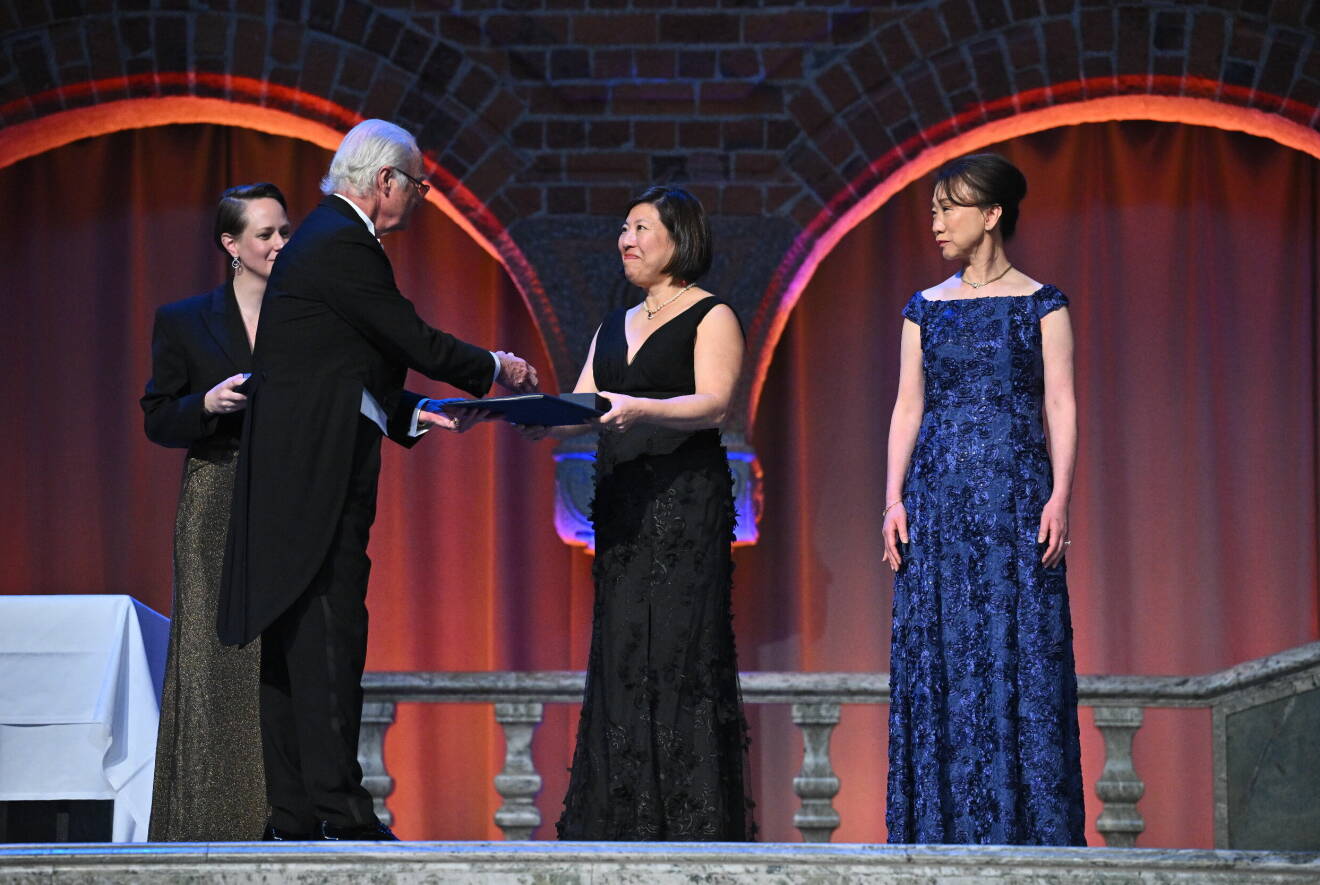 Kungen med Catherine J. Wu och Hao Wu, som får Sjöbergpriset respektive Gregori Aminoffs pris 2024