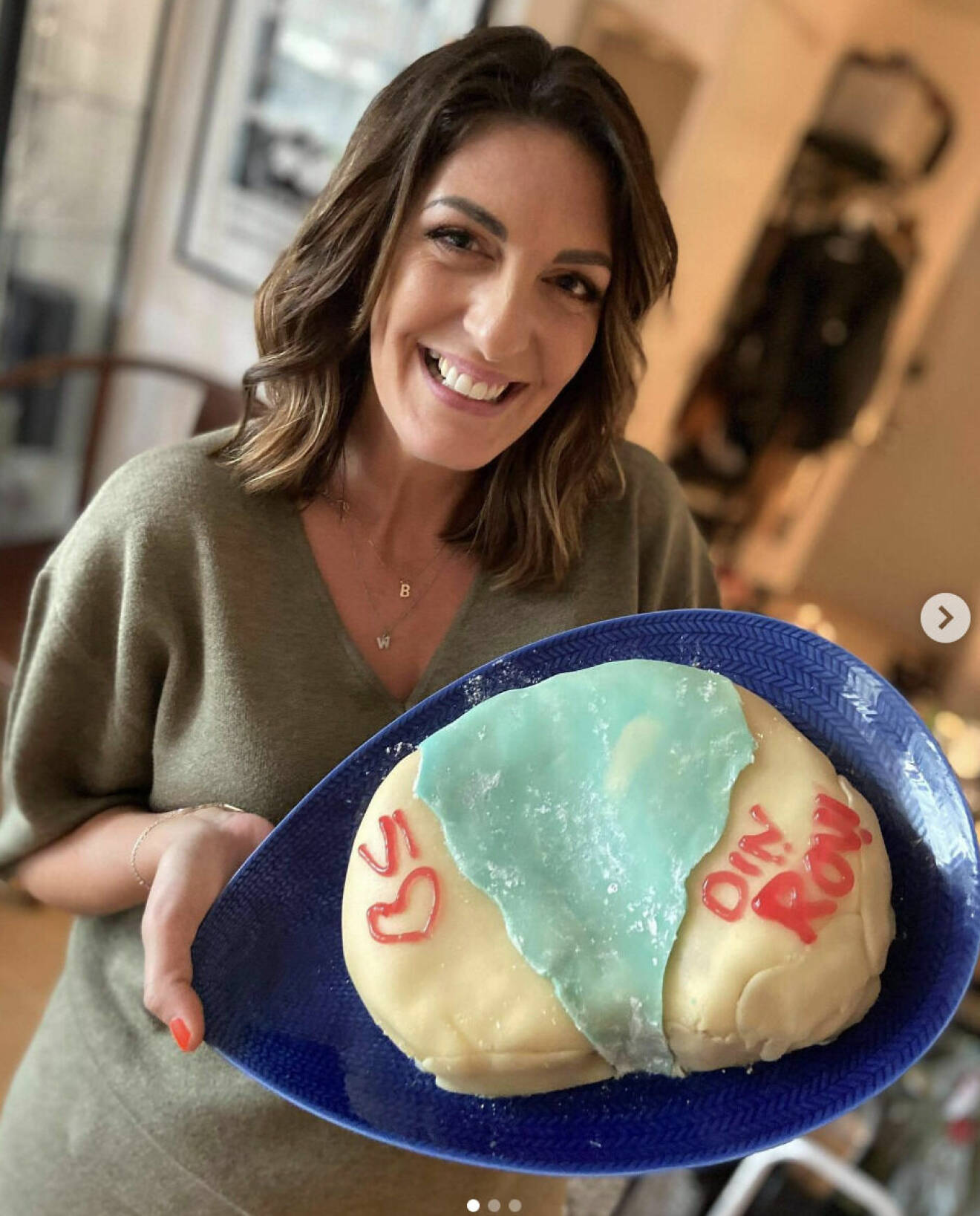 Soraya Lavasani med en tårta