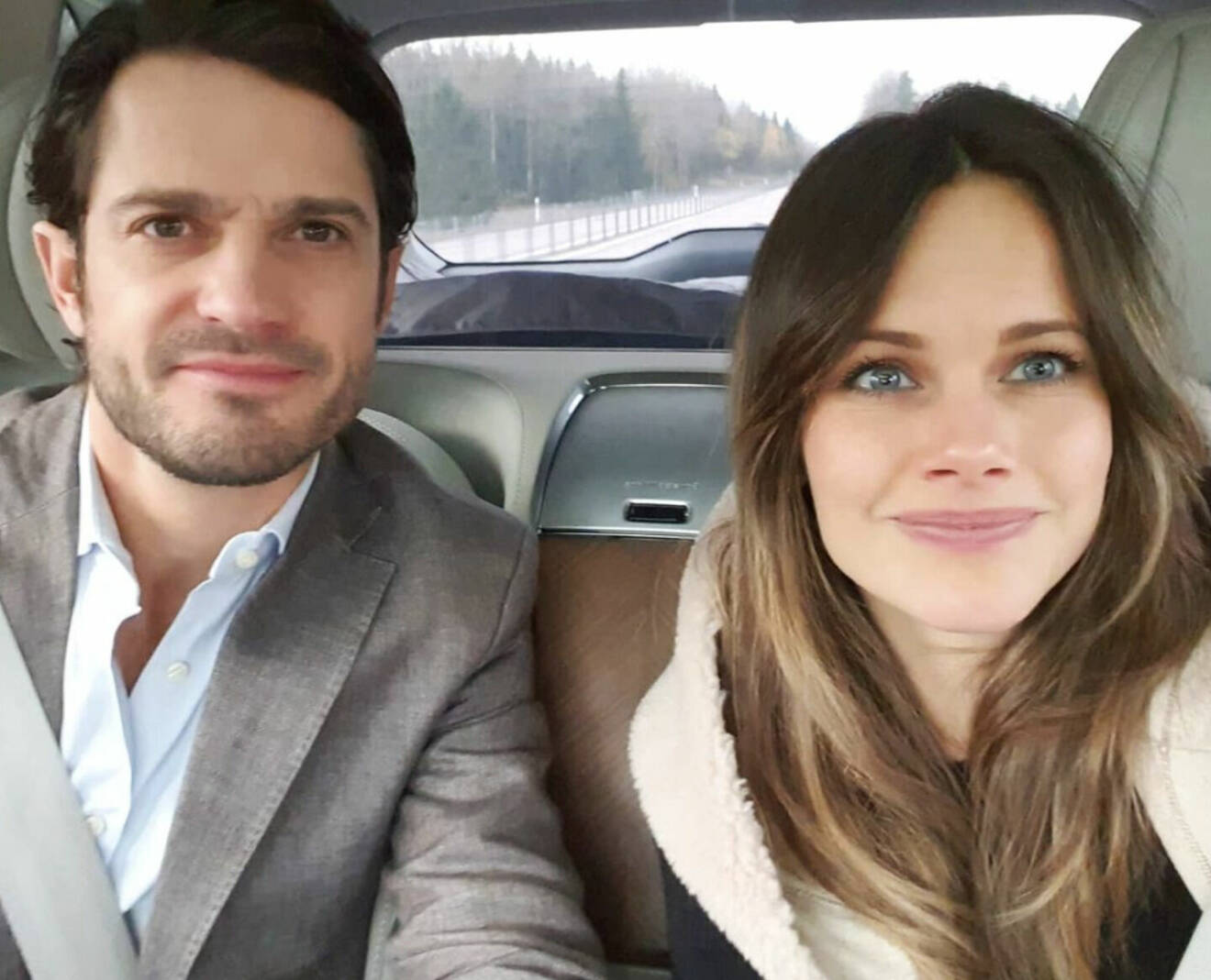 Prins Carl Philip och prinsessan Sofia tar en selfie i en bil