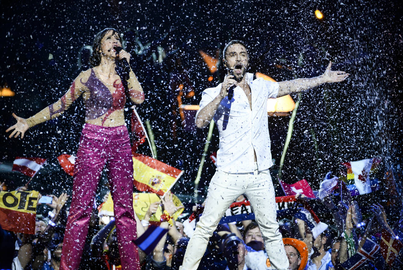 Programledarna Måns Zelmerlöw och Petra Mede under mellanakten "Love Love Peace Peace" under finalen i Eurovision Song Contest 2016 i Globen.