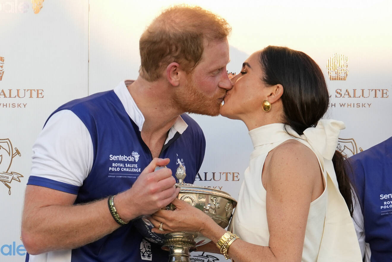 Prins Harry och Meghan Markle pussas
