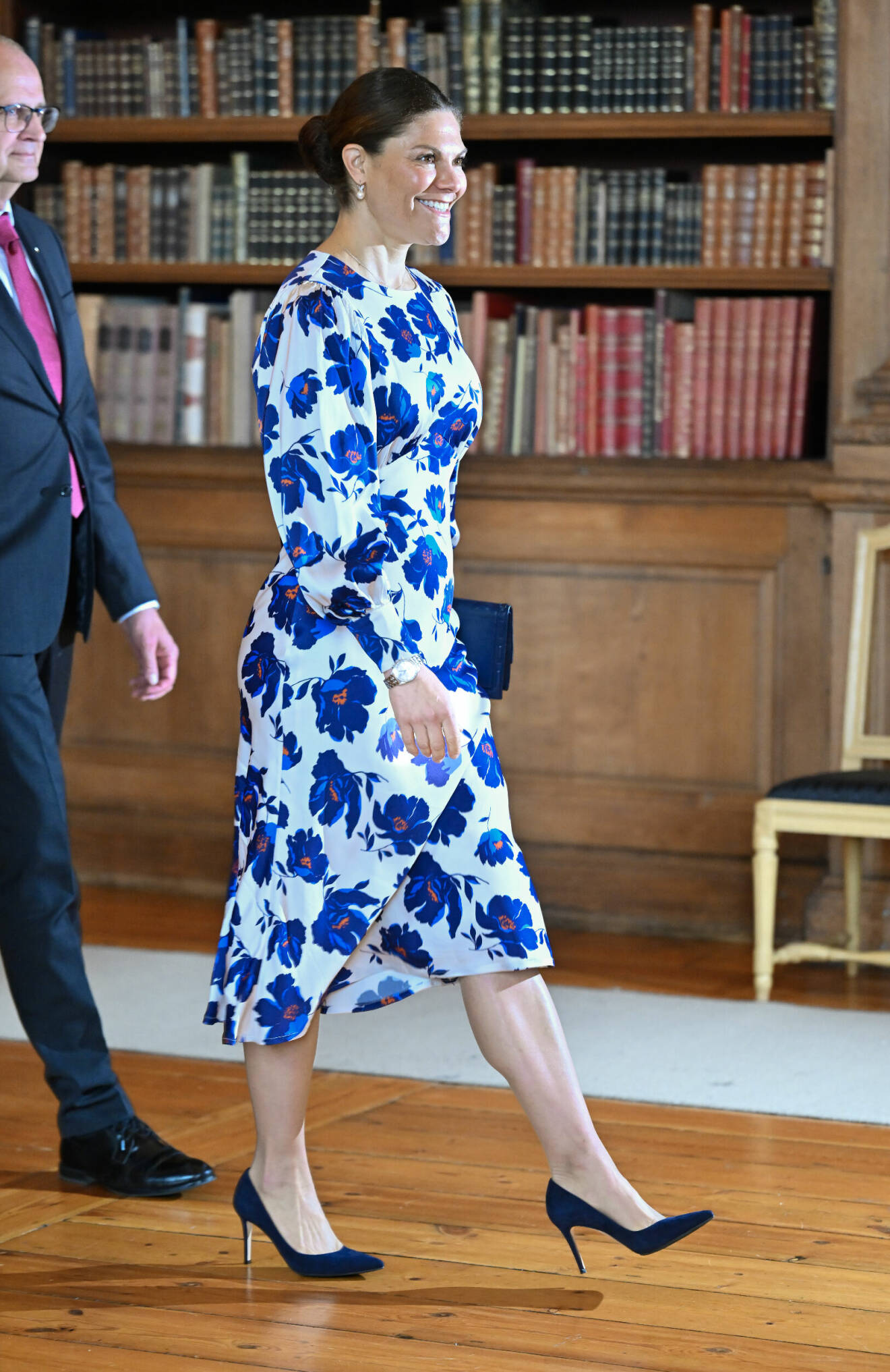 Kronprinsessan Victoria i blå och vit blommig klänning från By Malina