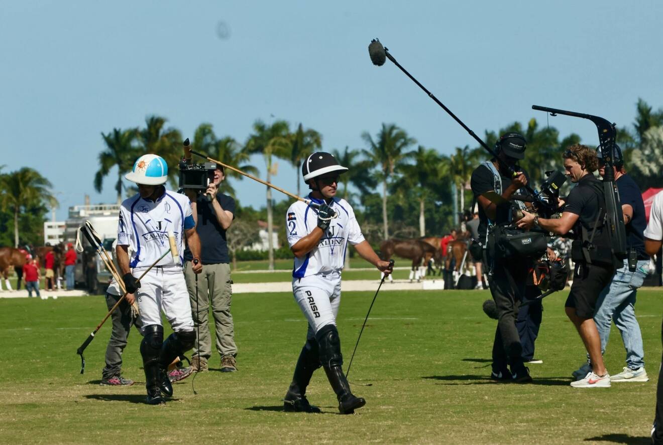 Prins Harry på hästpolo med tv-team från Archewell Productions