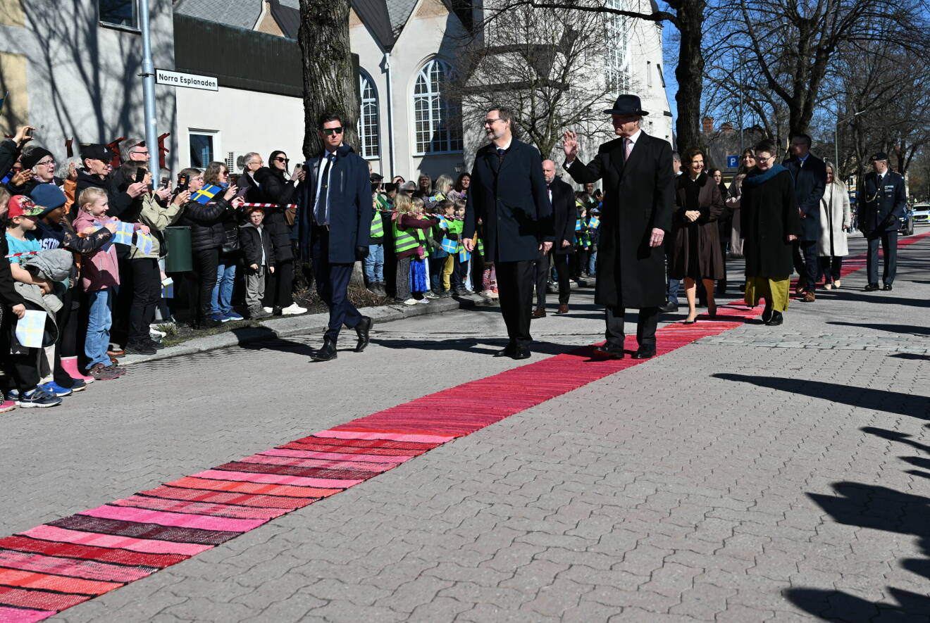 Kungen och drottning Silvia på världens längsta matta när Sala firade 400 år