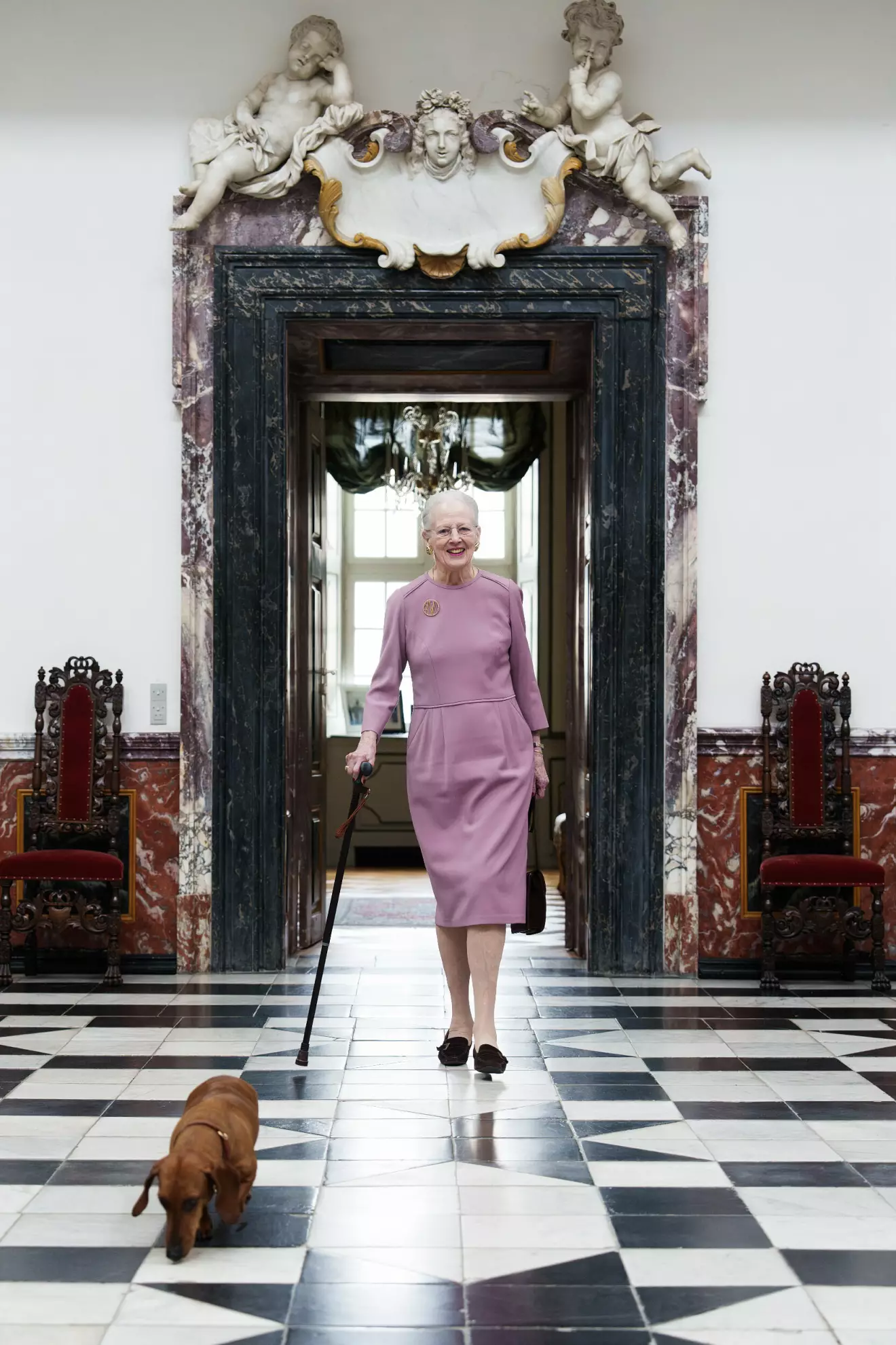 Drottning Margrethe fotad inför 84-årsdagen med taxen Tilia
