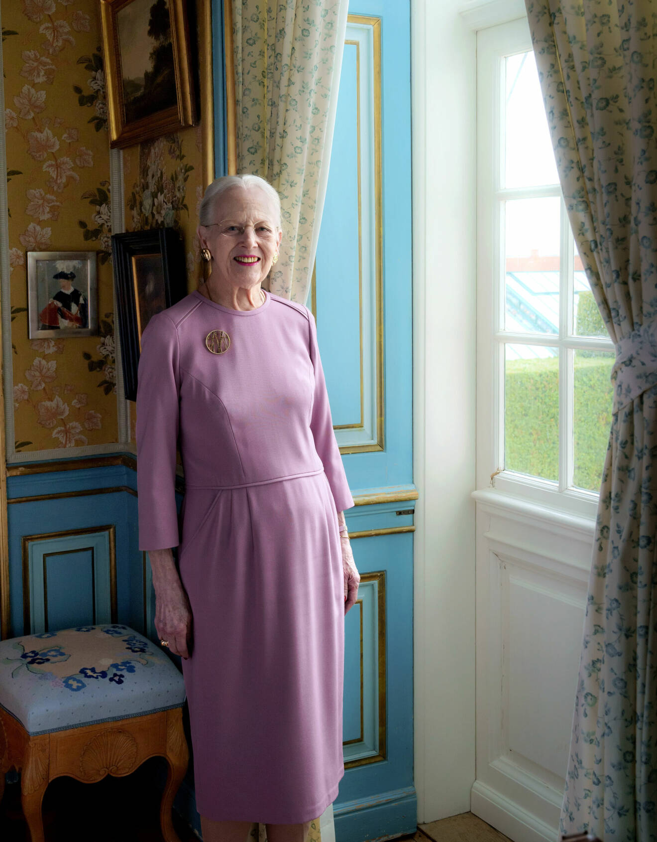 Drottning Margrethe i rosa klänning i sitt vardagsrum på slottet Fredensborg