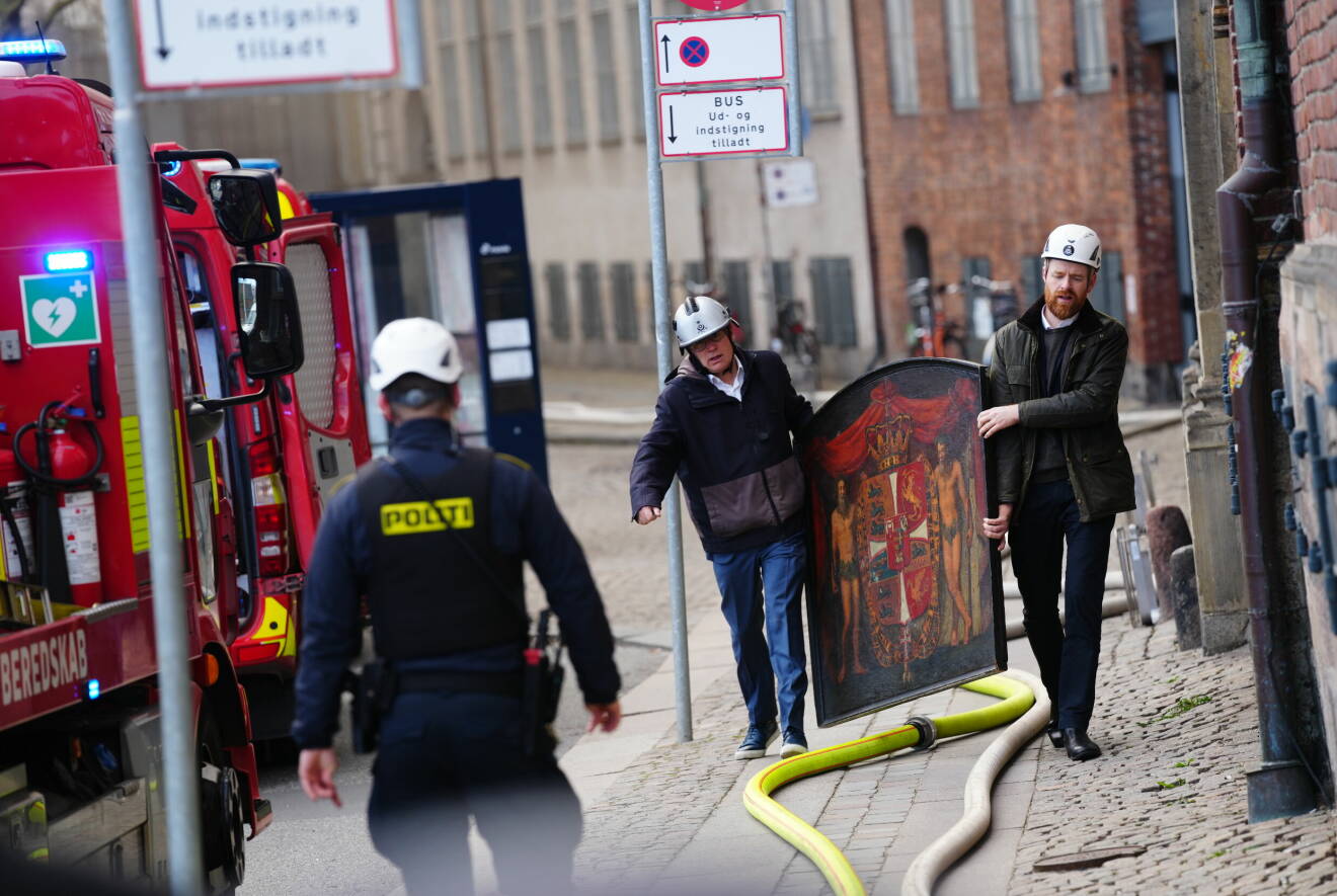 Ett konstverk räddas från branden på Børsen i Köpenhamn