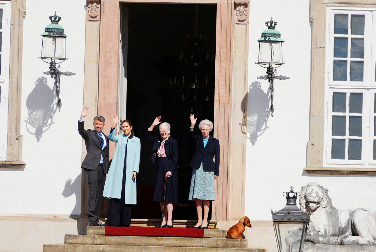 Kung Frederik, drottning Mary och prinsessan Benedikte vid firandet av drottning Margrethe på 84-årsdag