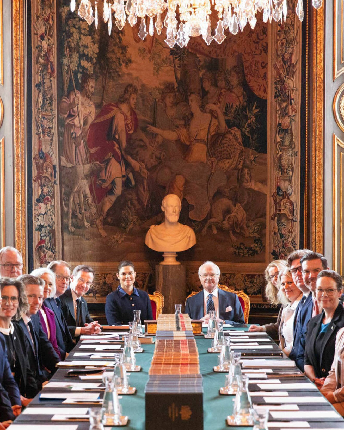 Kungen och kronprinsessan Victoria vid informationskonseljen på Stockholms slott den 17 april 2024